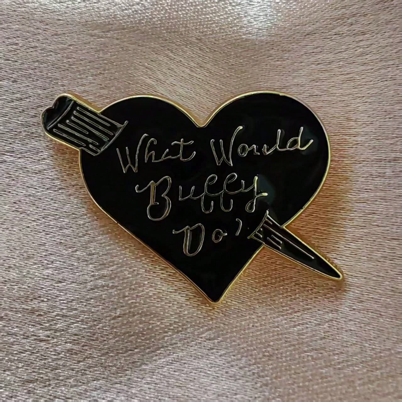 1pc Retro Metal Heart-Shaped Brooch, Engraved With "What Would Buffy Do?" Classic Black Personalized Letter Pin, Accessory For Clothes, Hats, Bags, Daily Wear Backpack For School Office Accessories Sh