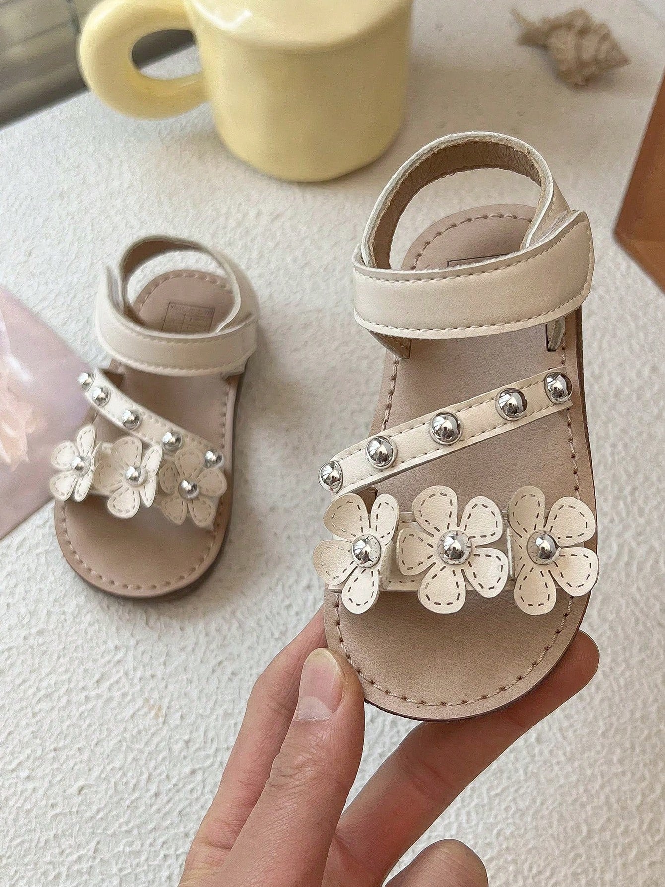 2026 New Girls' Sandals, 3D Flower + Rivet Decor Soft Material, Open Toe Lace-Up Flat Sweet Floral Style, Suitable For Daily Outings, Play, Birthday Parties And Holiday Celebrations. Size Runs Small
