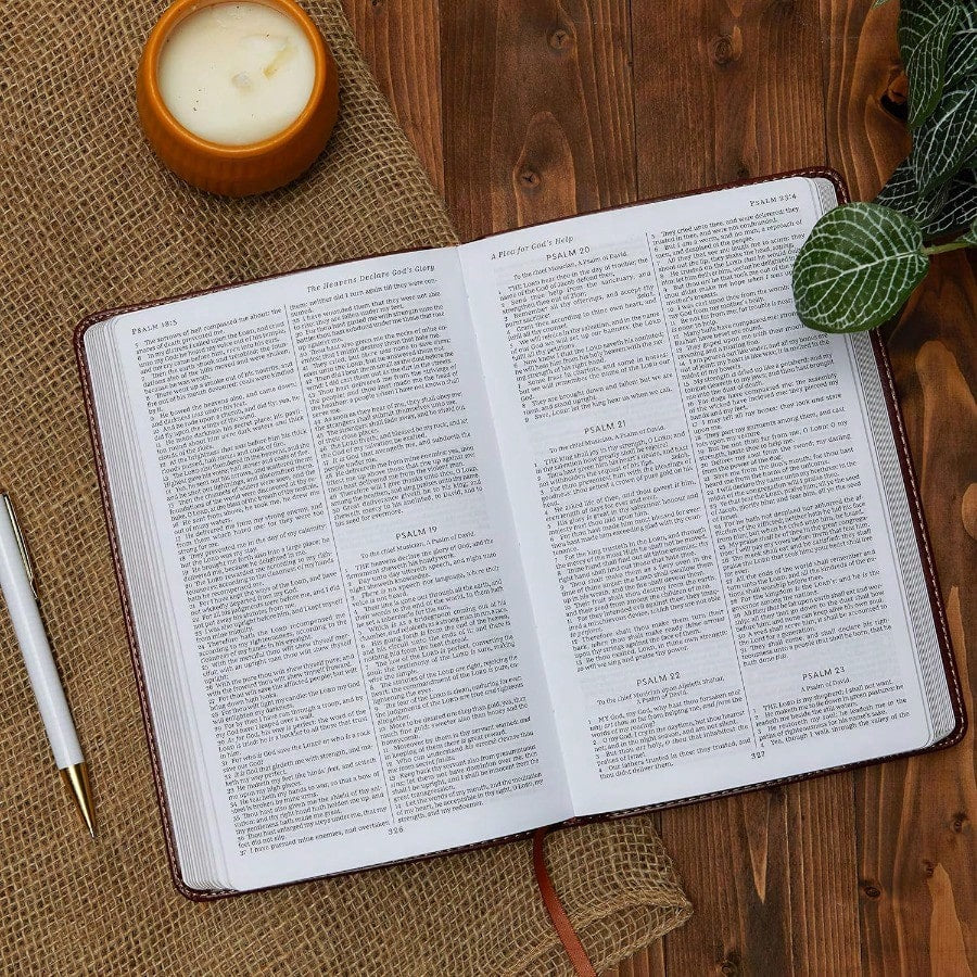 KJV Holy Bible: Gift And Award, Pink Leather-Look, Red Letter, Comfort Print: King James Version