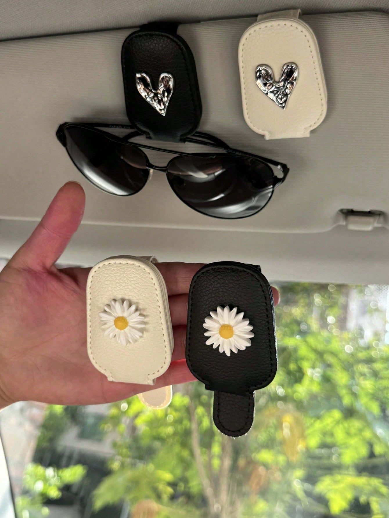 Magnetic Car Sunshade Glasses Clip- Cute Daisy Design, Fashionable Glasses Styling, Strong Magnetic Bracket, Car Accessories (Black), Car Accessories| Fun Design| Magnetic Fixation, Fashionable Car