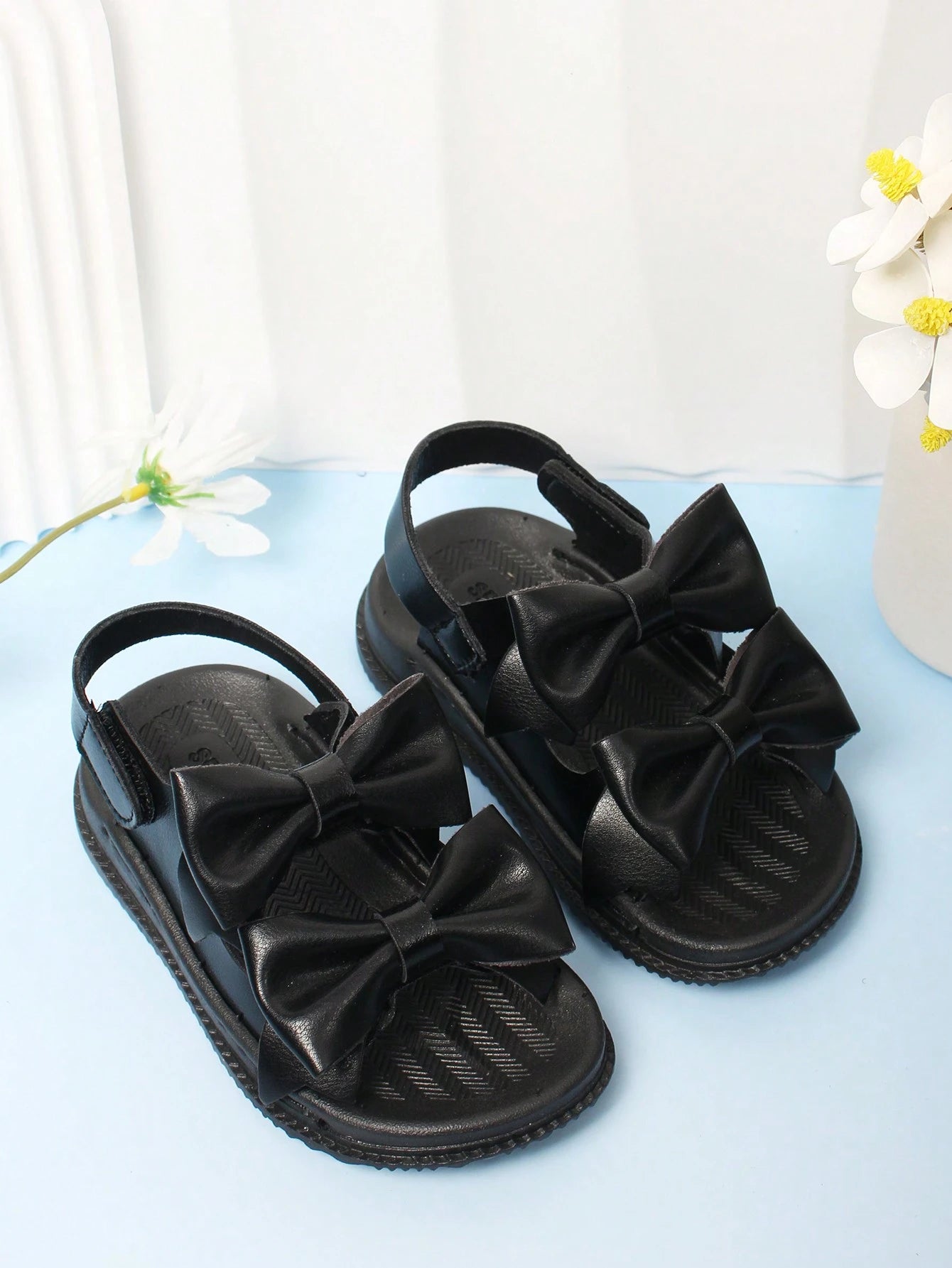 1 Pair Black Hook And Loop Closure Baby Sandals With Bow Decor, Simple And Comfortable Infant Outdoor Shoes, Summer