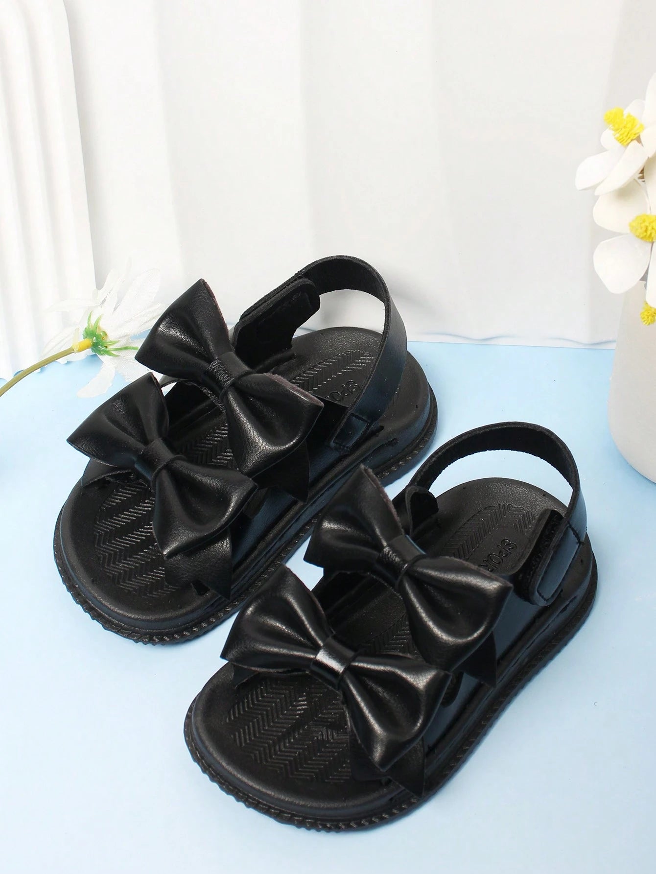 1 Pair Black Hook And Loop Closure Baby Sandals With Bow Decor, Simple And Comfortable Infant Outdoor Shoes, Summer
