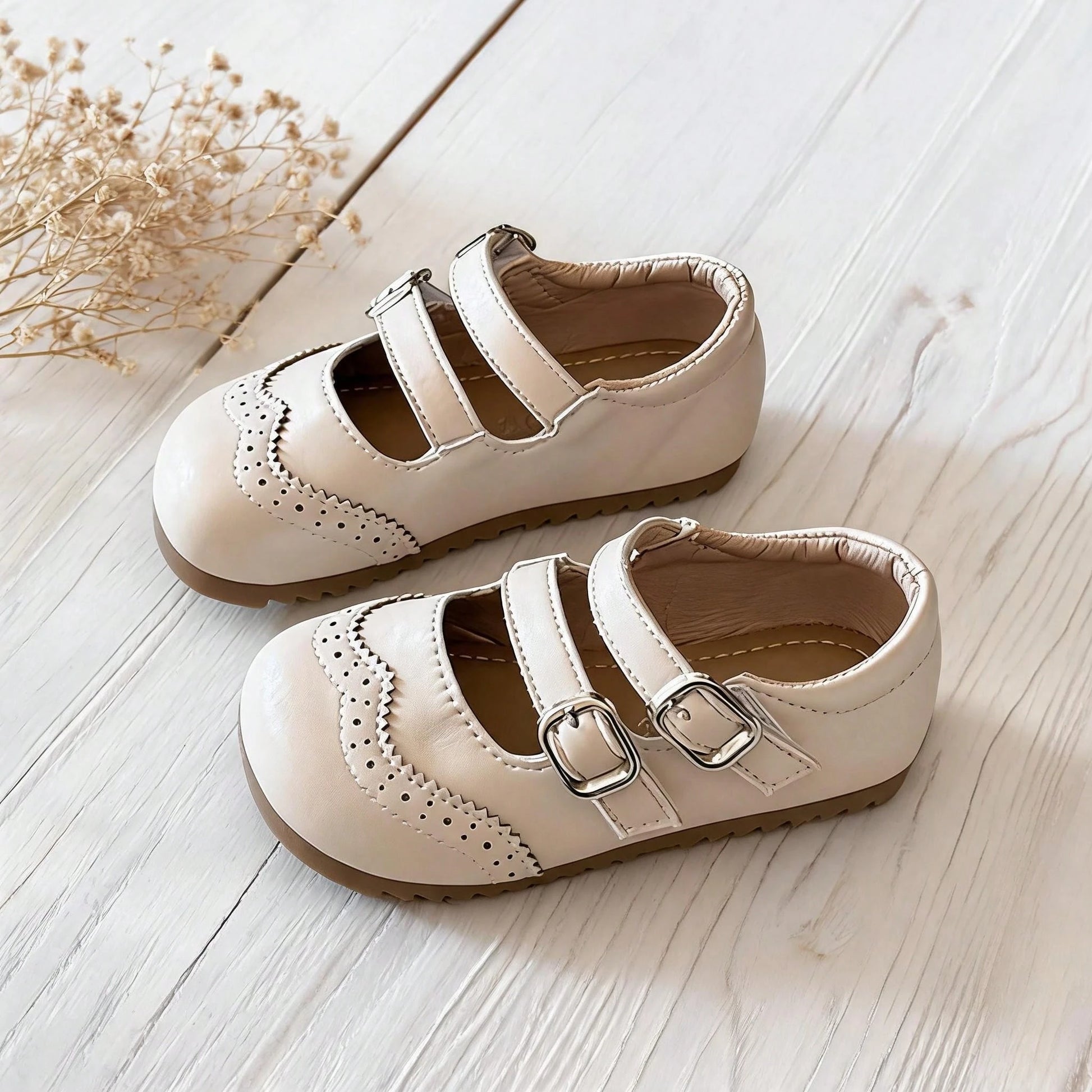 1 Pair Girls' Double Buckle Vintage Brogue Carved Soft Sole Non-Slip Princess Shoes, Fashionable Versatile For Spring And Autumn