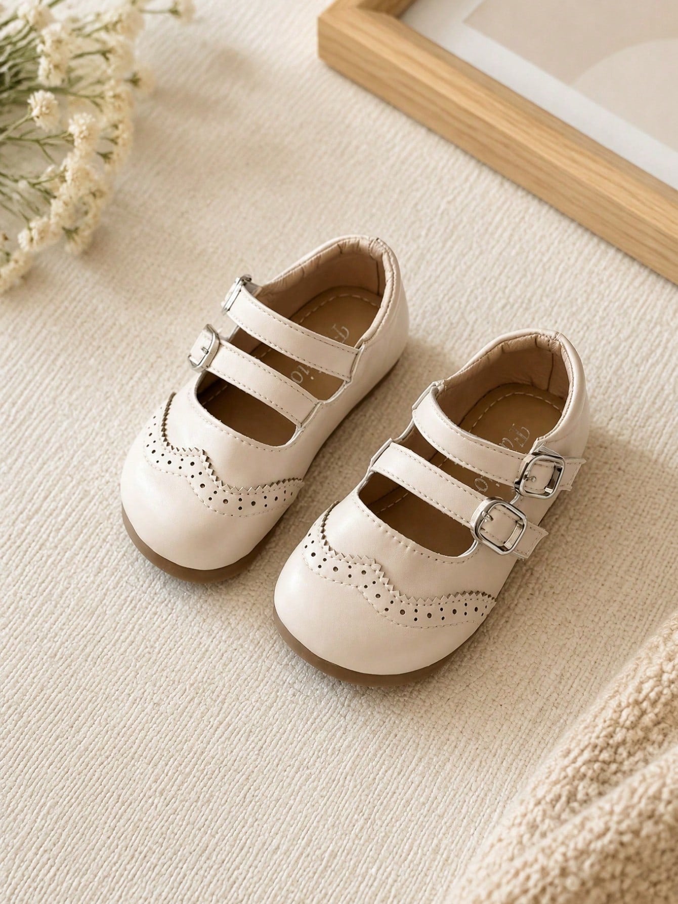 1 Pair Girls' Double Buckle Vintage Brogue Carved Soft Sole Non-Slip Princess Shoes, Fashionable Versatile For Spring And Autumn