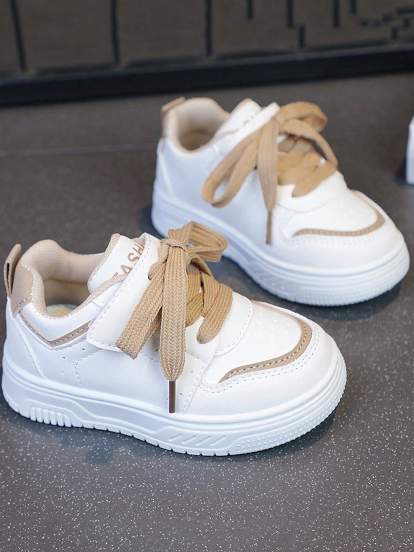 1 Pair Hook And Loop Closure Kids Shoes, Low-Top Thick Sole Boys Sports Shoes, Girls White Sneakers, Children Shoes, Baby Shoes, Fashionable And Comfortable Baby Sports Shoes