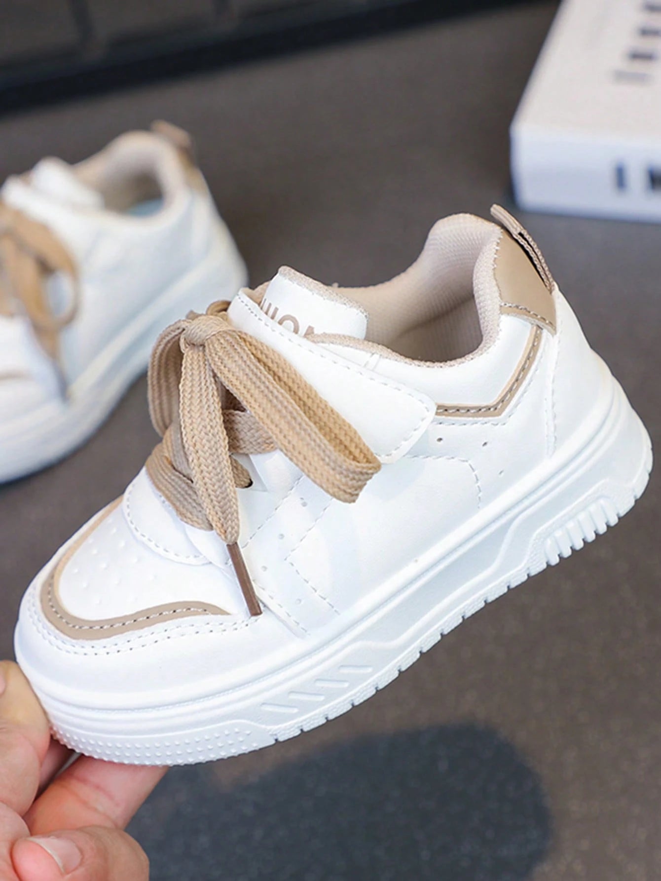 1 Pair Hook And Loop Closure Kids Shoes, Low-Top Thick Sole Boys Sports Shoes, Girls White Sneakers, Children Shoes, Baby Shoes, Fashionable And Comfortable Baby Sports Shoes