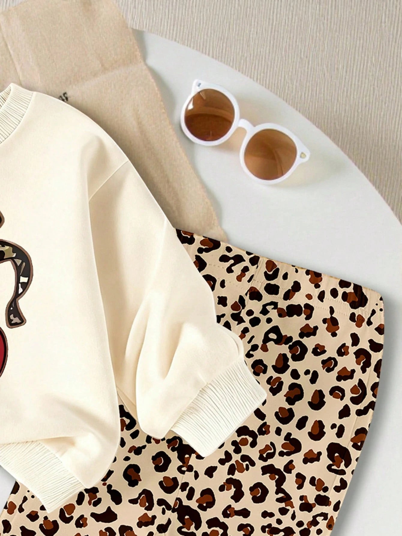 1 Set Baby Girls Casual Chic Leopard Cherry Pattern Round Neck Sweatshirt And Print Flare Pants Suitable For Autumn/Winter Outings, Fun Fall Clothing