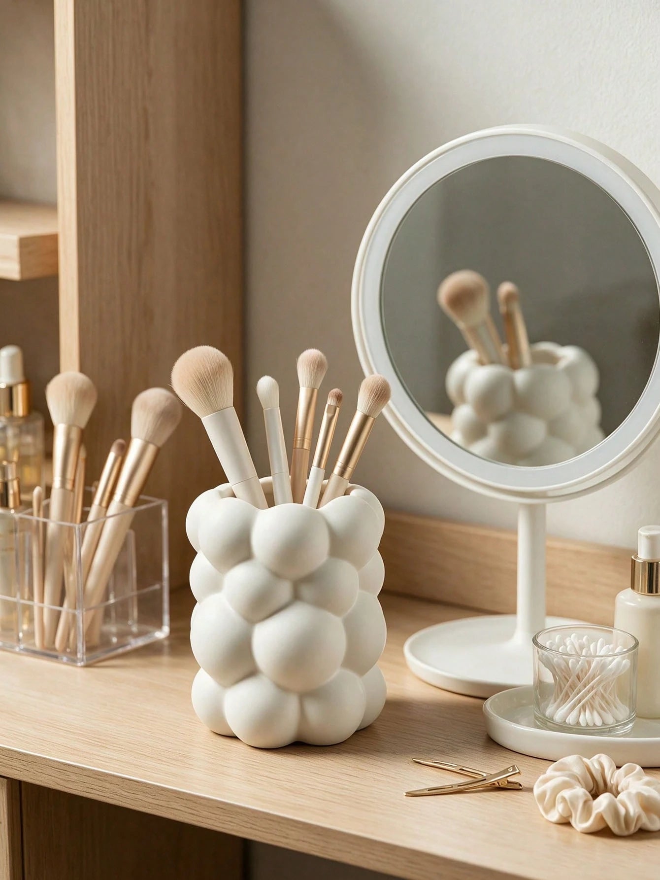 1pc Cloud-Shaped Desktop Storage Holder, Asymmetrical Cloud Resin Makeup Brush Holder, Asymmetrical Embossed Surface, Multi-Functional Desktop Decor, Suitable For Makeup Vanity Organization Of Makeup
