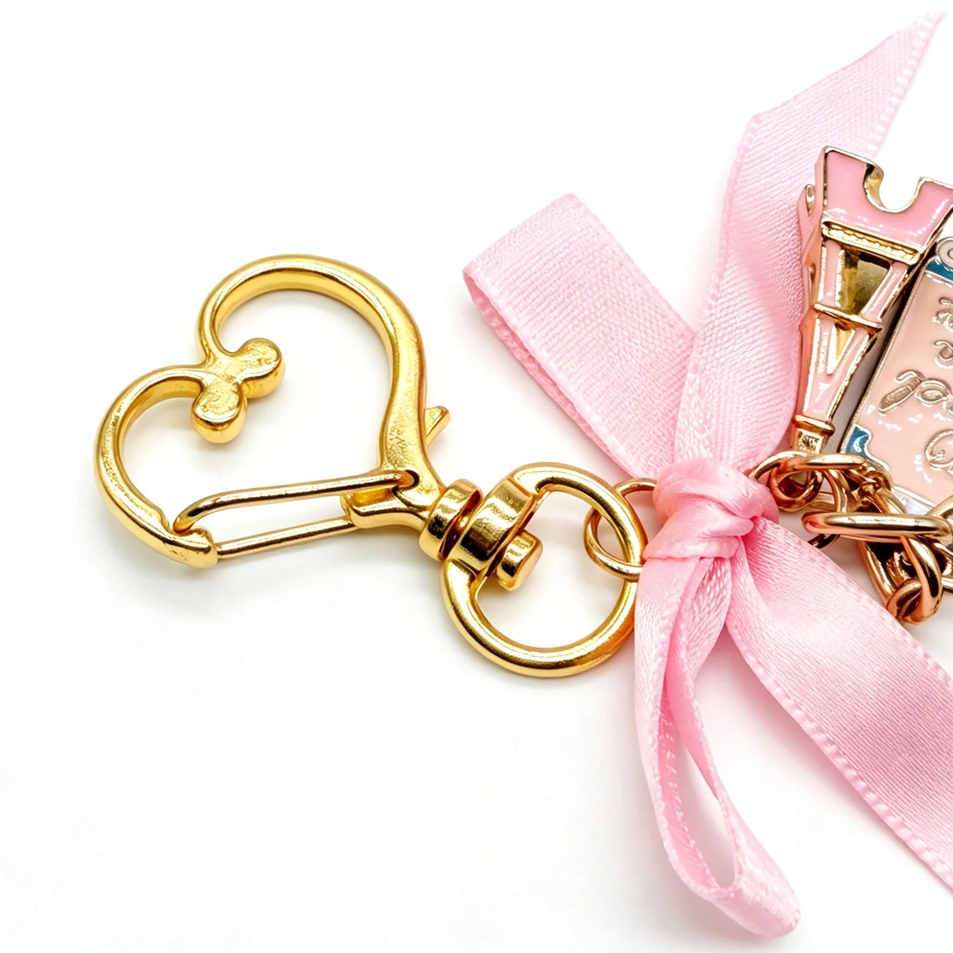 1pc Elegant Pink Bow Travel Keychain Pendant, Oil Drop Airplane, Luggage, Boarding Pass, Passport, Eiffel Tower DIY Decoration, Women's Bag Charm, Suitcase Decoration, Shoulder Bag Accessory, Multi-Fu