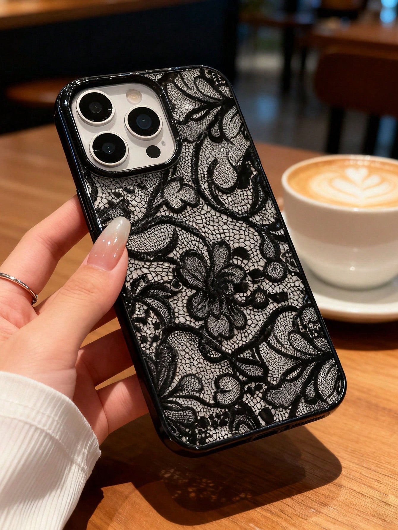 1pc Elegant White Lace Floral Pattern Phone Case, TPU Shockproof Protective Cover, Compatible With IPhone 17/16/15/14/13/12/11/Pro/Pro Max/Plus, Suitable As Gift For Family, Couples, Friends