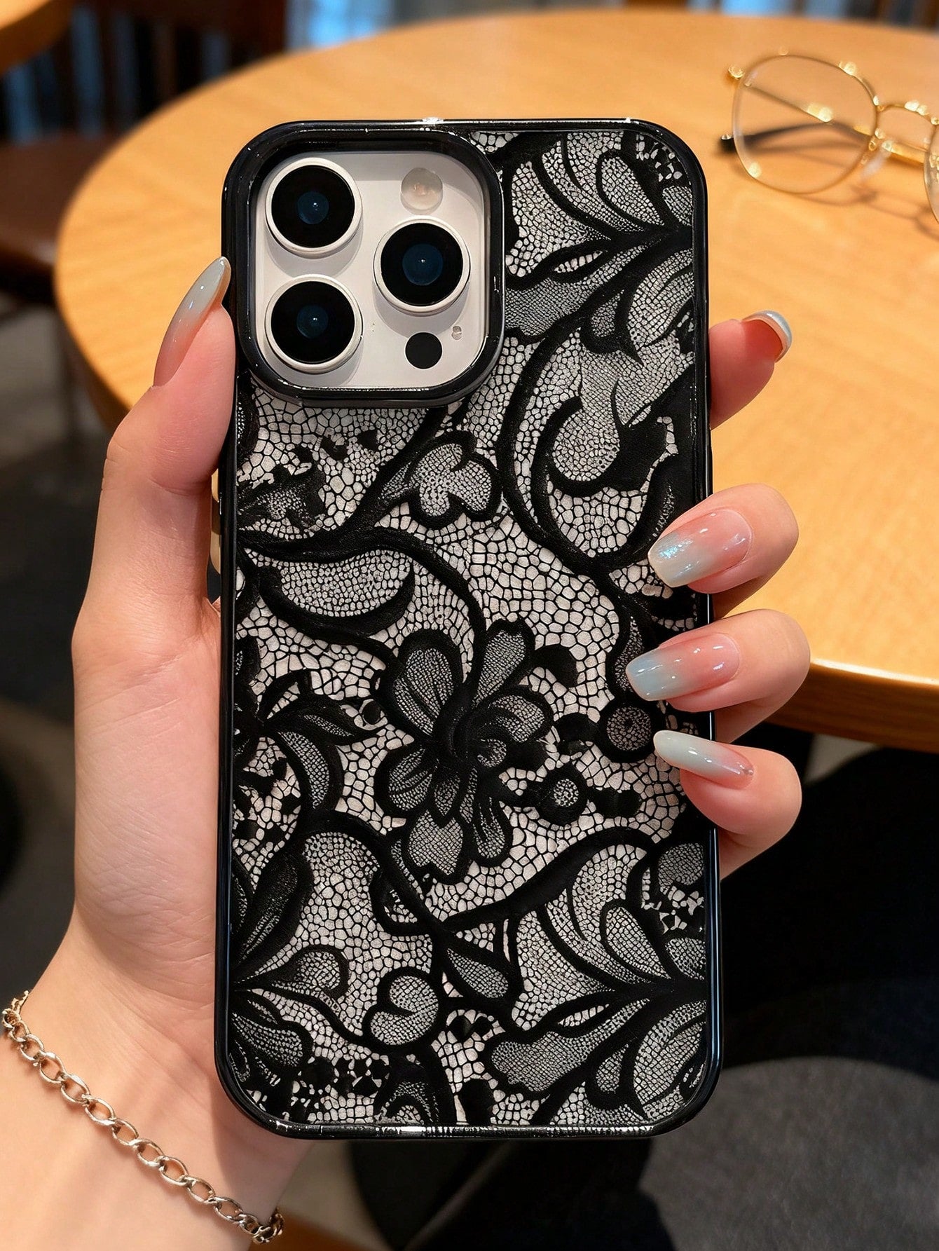 1pc Elegant White Lace Floral Pattern Phone Case, TPU Shockproof Protective Cover, Compatible With IPhone 17/16/15/14/13/12/11/Pro/Pro Max/Plus, Suitable As Gift For Family, Couples, Friends