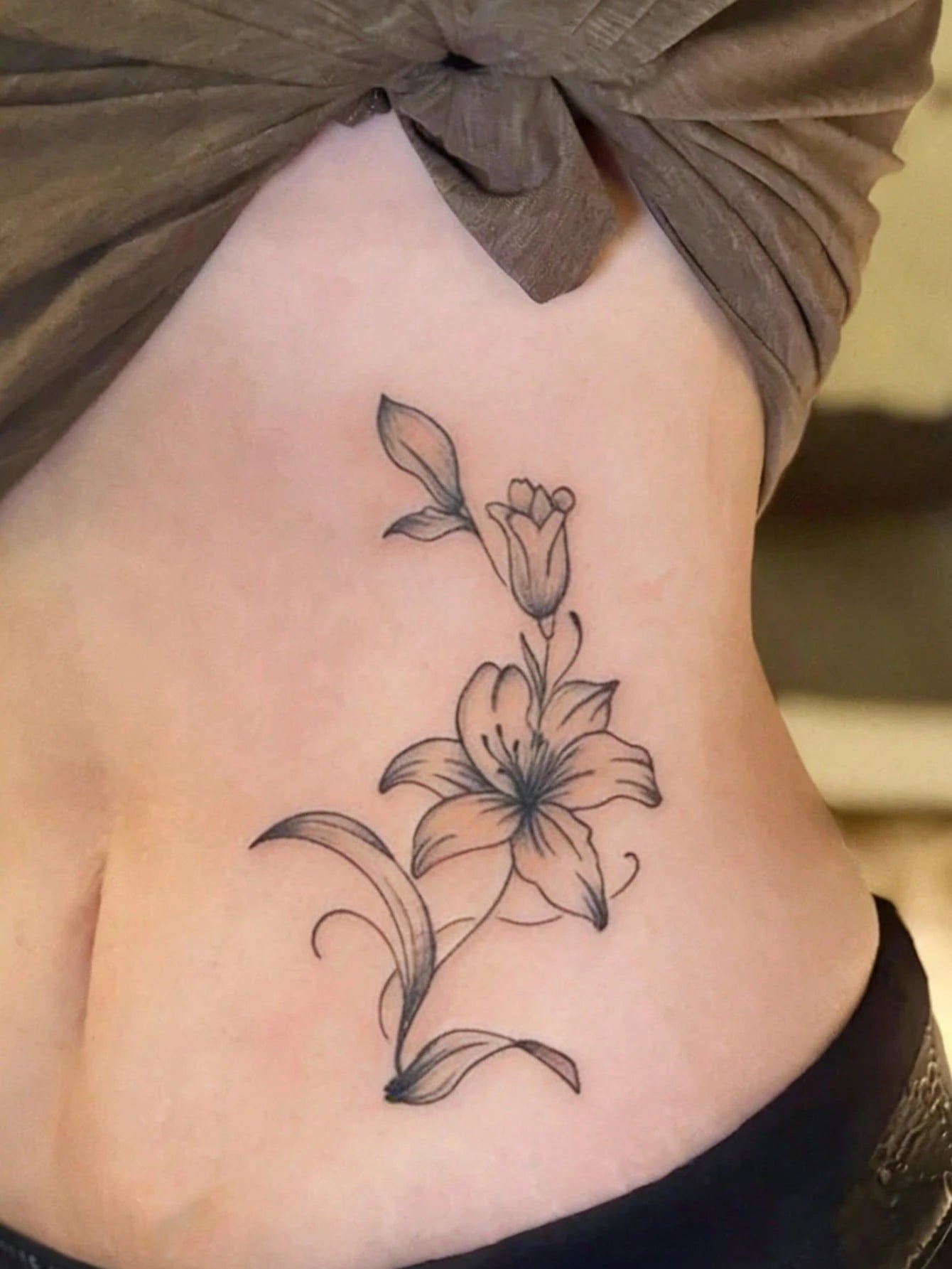 1pc Fashionable Waterproof Lily Flower Line Tattoo Sticker, Side Waist Fresh Floral Vine Pattern Fake Temporary Tattoo Suitable For People,Sketch Style