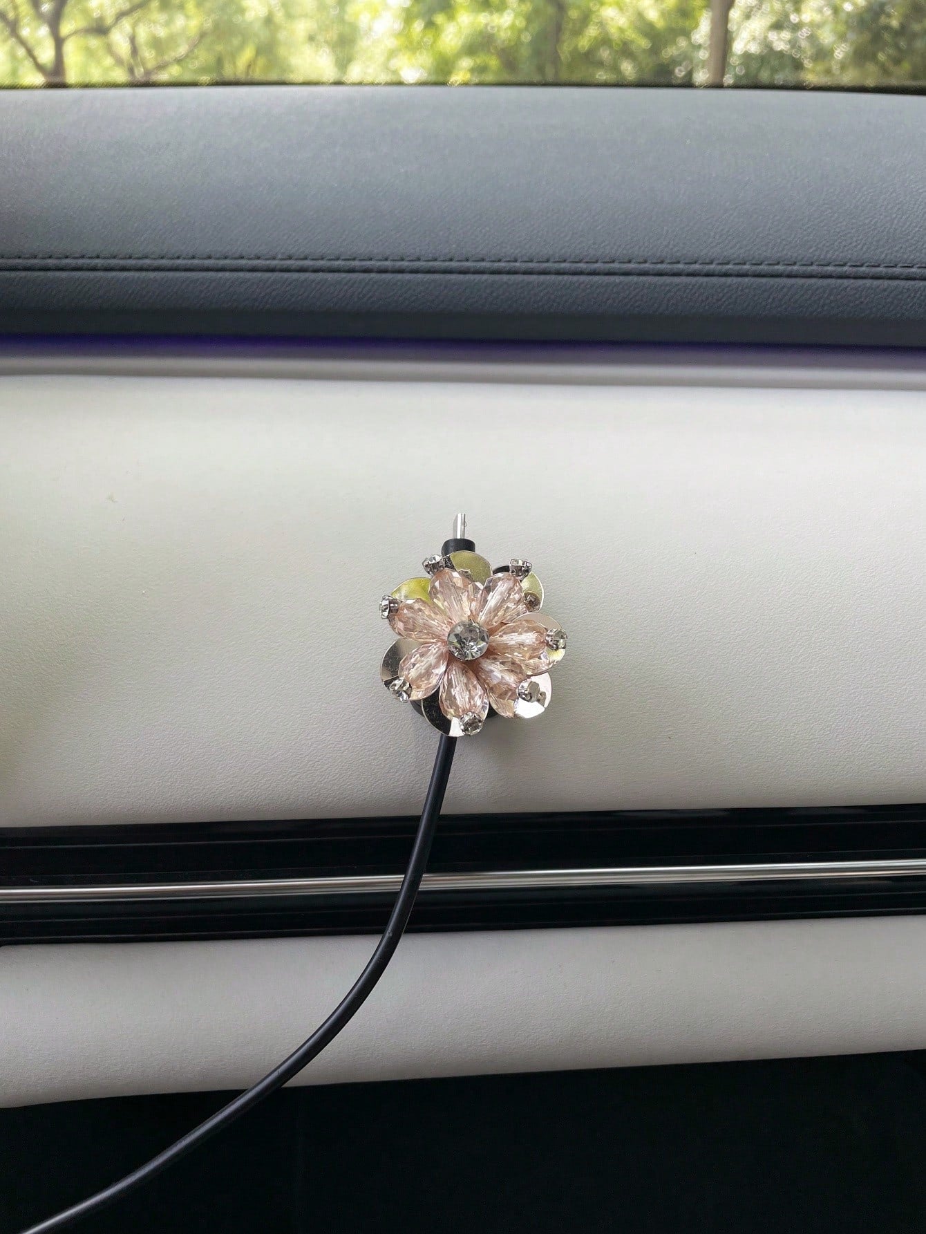 1PC Faux Crystal Bead Car Dashboard Data Cable Organizer Magnetic Cable Management Clip (Charging Cable Not Included)