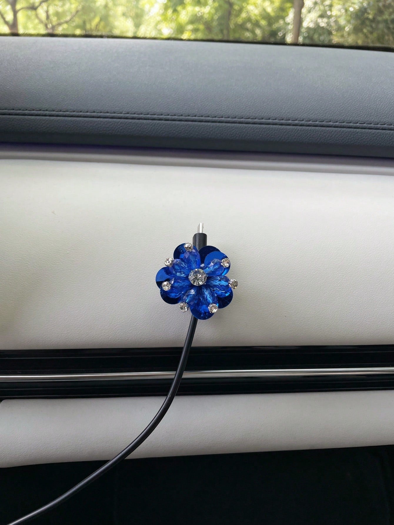 1PC Faux Crystal Bead Car Dashboard Data Cable Organizer Magnetic Cable Management Clip (Charging Cable Not Included)