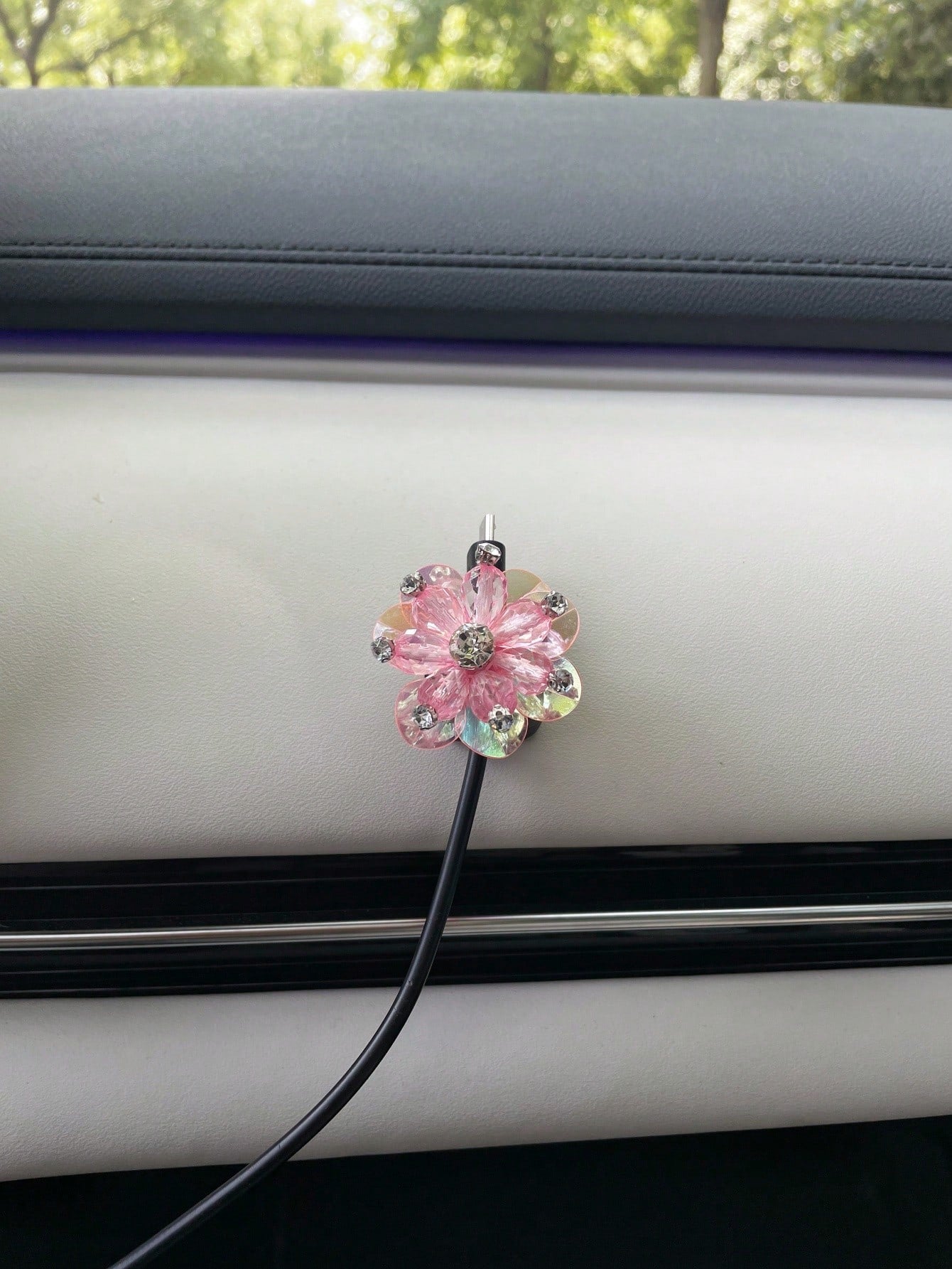 1PC Faux Crystal Bead Car Dashboard Data Cable Organizer Magnetic Cable Management Clip (Charging Cable Not Included)