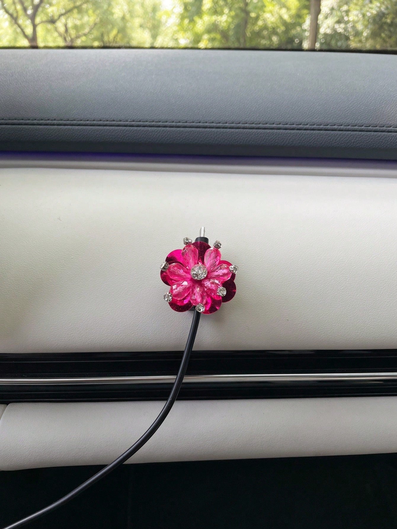1PC Faux Crystal Bead Car Dashboard Data Cable Organizer Magnetic Cable Management Clip (Charging Cable Not Included)