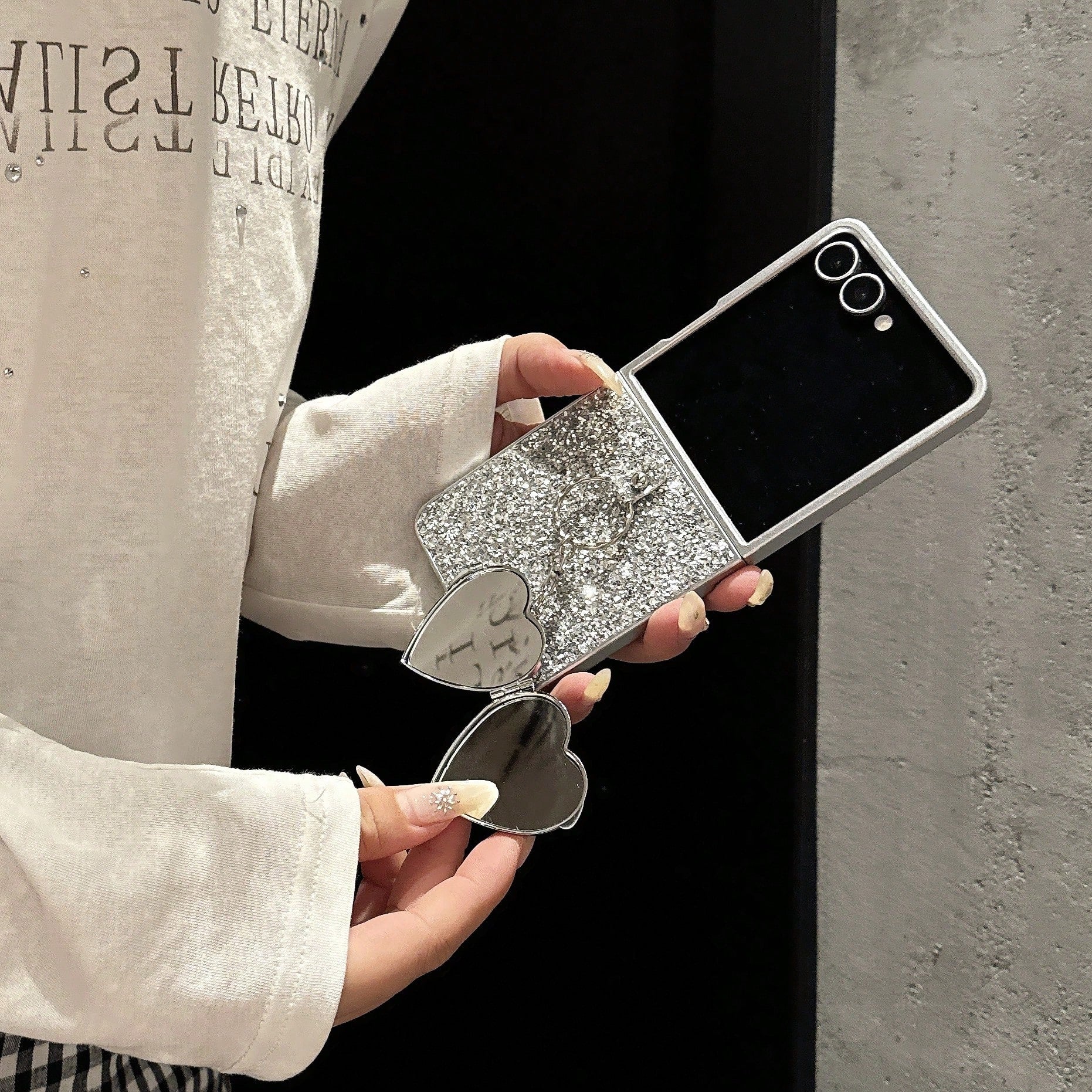 1pc Girls Silver Shell Silver Glitter Heart Mirror Personalized Design Fashion Popular New Folding Phone Case Protective Cover Compatible With Galaxy Z Fold 8 Galaxy Z Fold 8Ultra Galaxy Z Fold 7/6 Ga