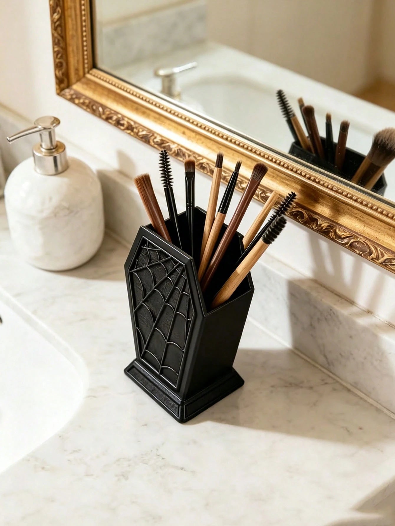 1pc Halloween Spider Web Storage Rack, Multi-Functional Makeup Brush Holder, Freestanding Desktop Organizer, Coffin Shaped Desktop Makeup Brush Holder, Suitable For Vanity Or Office Decor, Halloween A