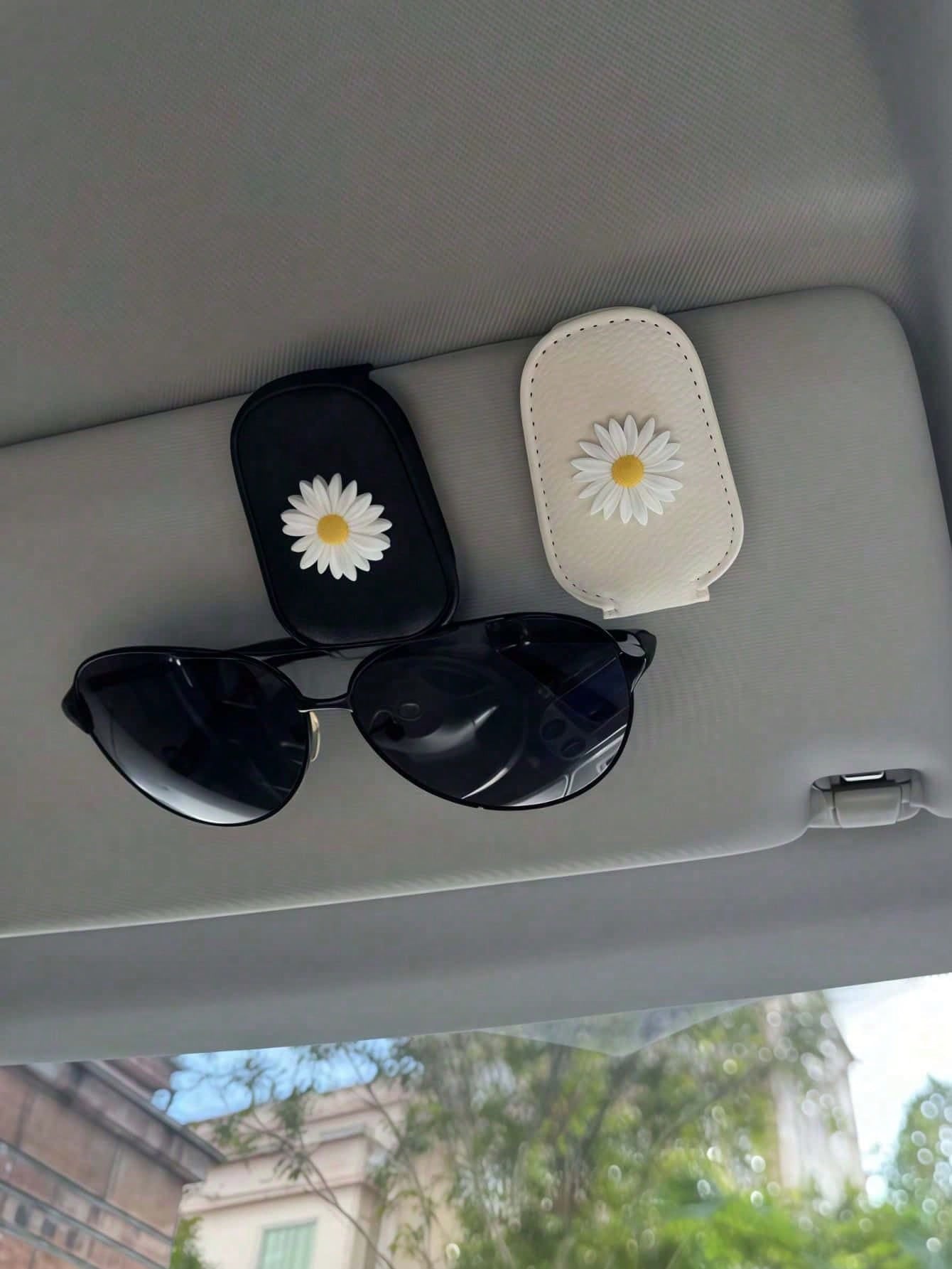 1pc Magnetic Car Eyewear Holder With Cute 3D Daisy Decor, PU Leather Sunglasses Holder, Car Eyewear Fixed Bracket, Unisex Fashion Car Interior Accessory, Black Car Eyewear Storage Clip, Car Decoration
