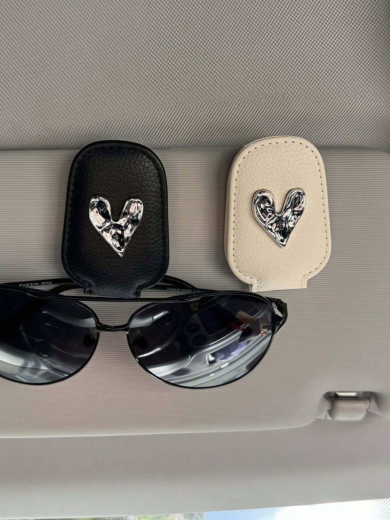 1pc Magnetic Car Eyewear Holder With Cute 3D Daisy Decor, PU Leather Sunglasses Holder, Car Eyewear Fixed Bracket, Unisex Fashion Car Interior Accessory, Black Car Eyewear Storage Clip, Car Decoration