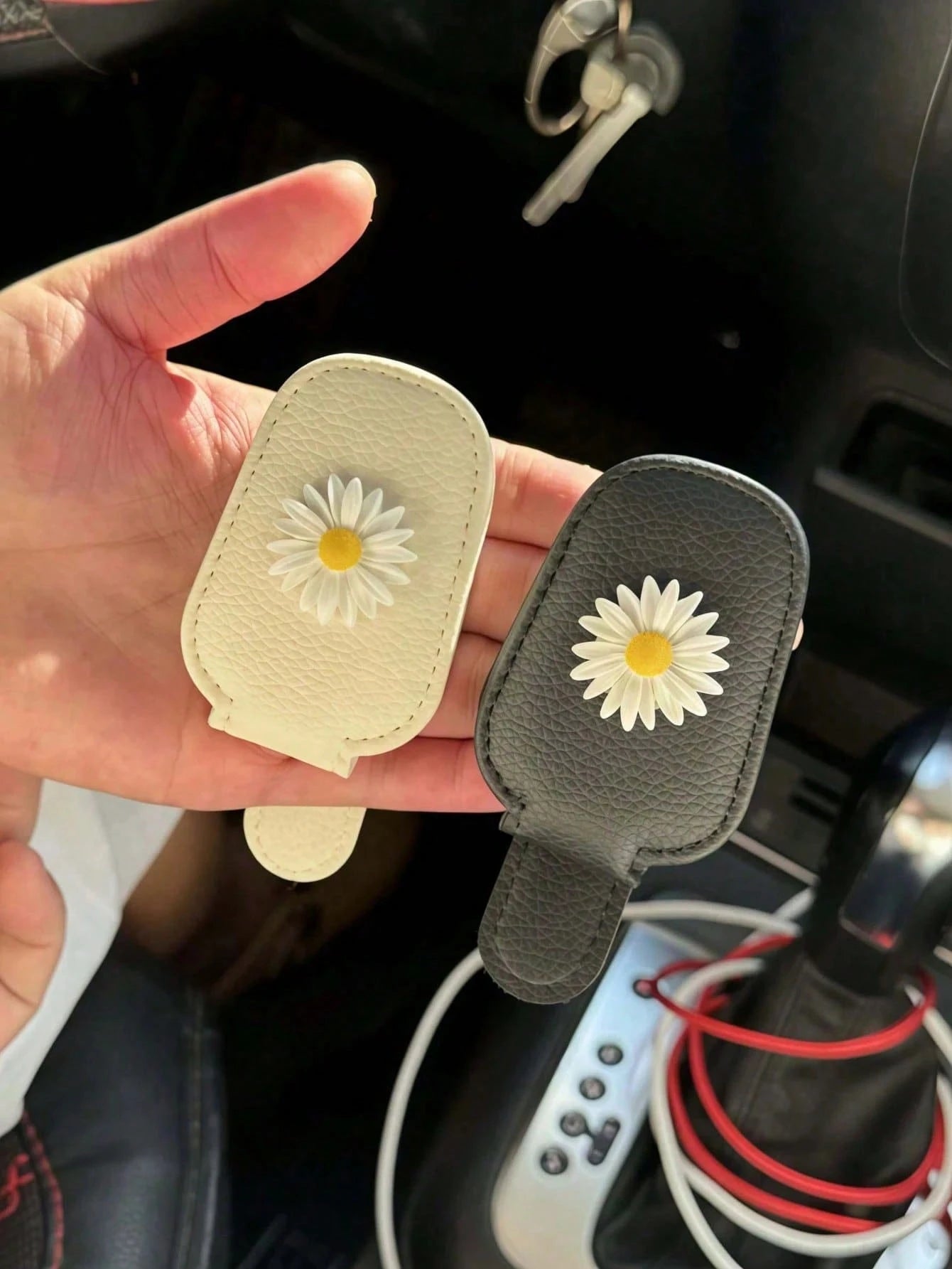 1pc Magnetic Car Eyewear Holder With Cute 3D Daisy Decor, PU Leather Sunglasses Holder, Car Eyewear Fixed Bracket, Unisex Fashion Car Interior Accessory, Black Car Eyewear Storage Clip, Car Decoration