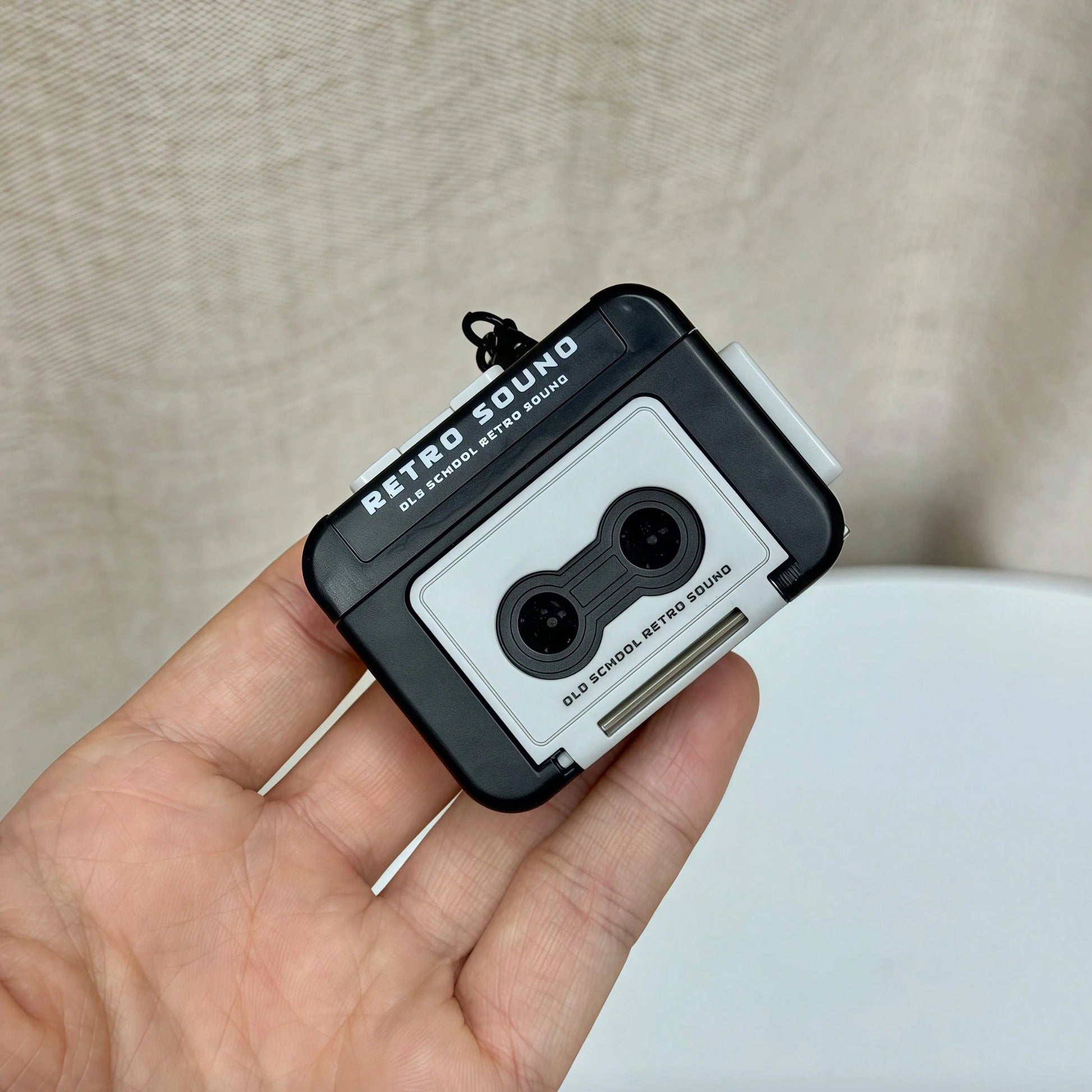1pc Retro Cassette Tape Keychain- Mini Vintage Tape Player Pendant, Themed Keyring, Novelty Music Box Charm, Creative Small Gift, Non-Metal Non-Plated (Random Letter Printing) Festival Graduation Tea