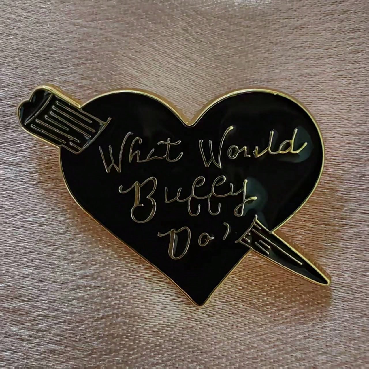 1pc Retro Metal Heart-Shaped Brooch, Engraved With "What Would Buffy Do?" Classic Black Personalized Letter Pin, Accessory For Clothes, Hats, Bags, Daily Wear Backpack For School Office Accessories Sh