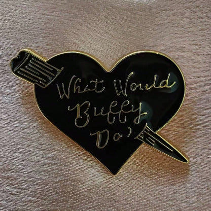 1pc Retro Metal Heart-Shaped Brooch, Engraved With "What Would Buffy Do?" Classic Black Personalized Letter Pin, Accessory For Clothes, Hats, Bags, Daily Wear Backpack For School Office Accessories Sh
