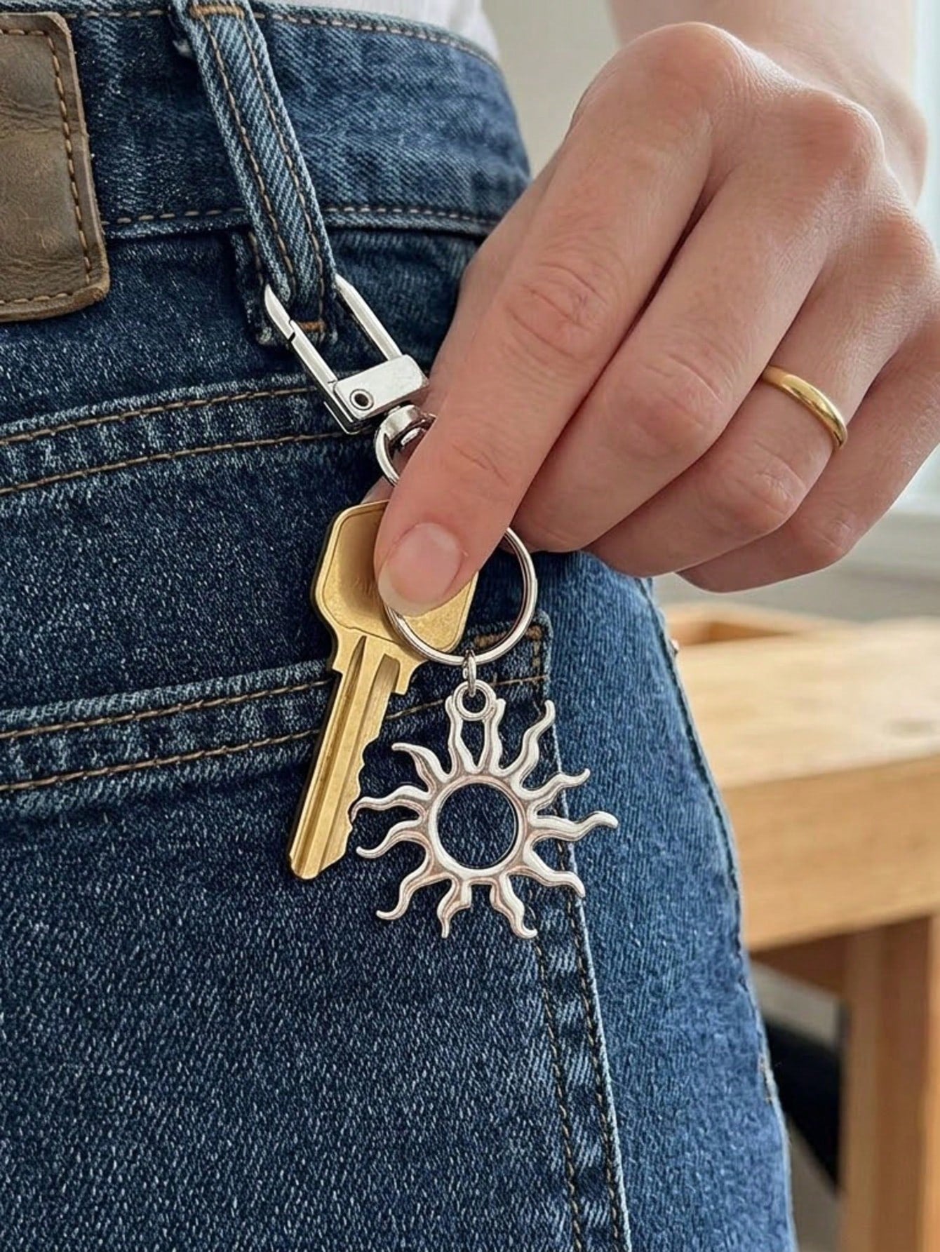 1pc Unisex Minimalist Sun Shaped Keychain Indie Style Student/Couple Gift Backpack Accessory Keychain Accessories Gold Keychain