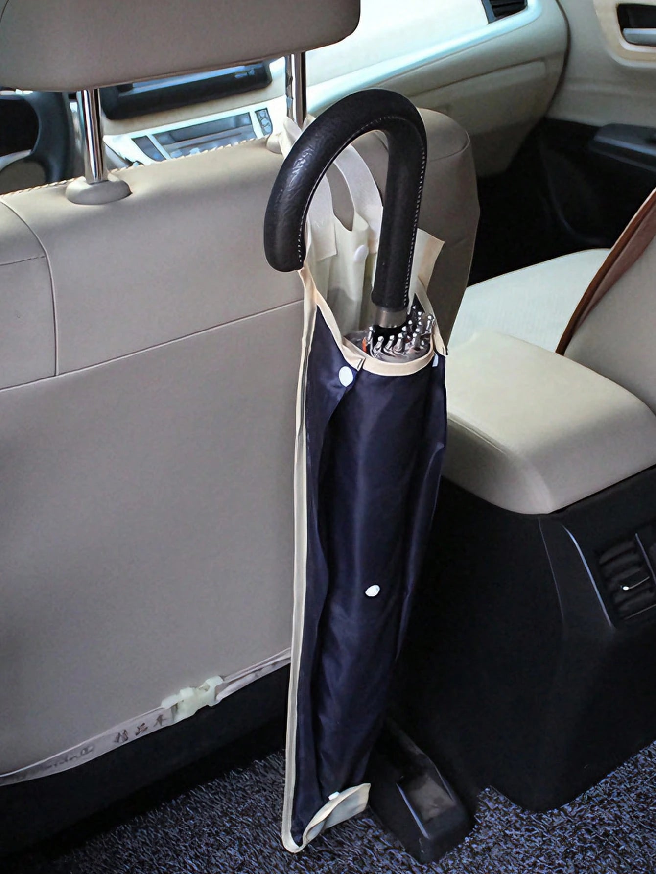 1pc Universal Car Seat Back Umbrella Holder- Waterproof Nylon Storage Bag, Hanging Design, Holds Up To 3 Umbrellas, Foldable, Easy Installation, Convenient For Rainy Days And Commuting, Car Umbrella
