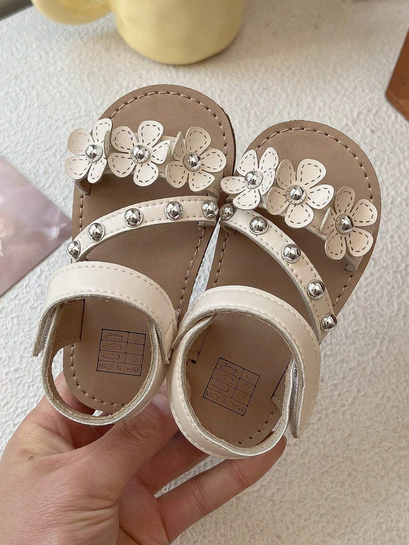 2026 New Girls' Sandals, 3D Flower + Rivet Decor Soft Material, Open Toe Lace-Up Flat Sweet Floral Style, Suitable For Daily Outings, Play, Birthday Parties And Holiday Celebrations. Size Runs Small