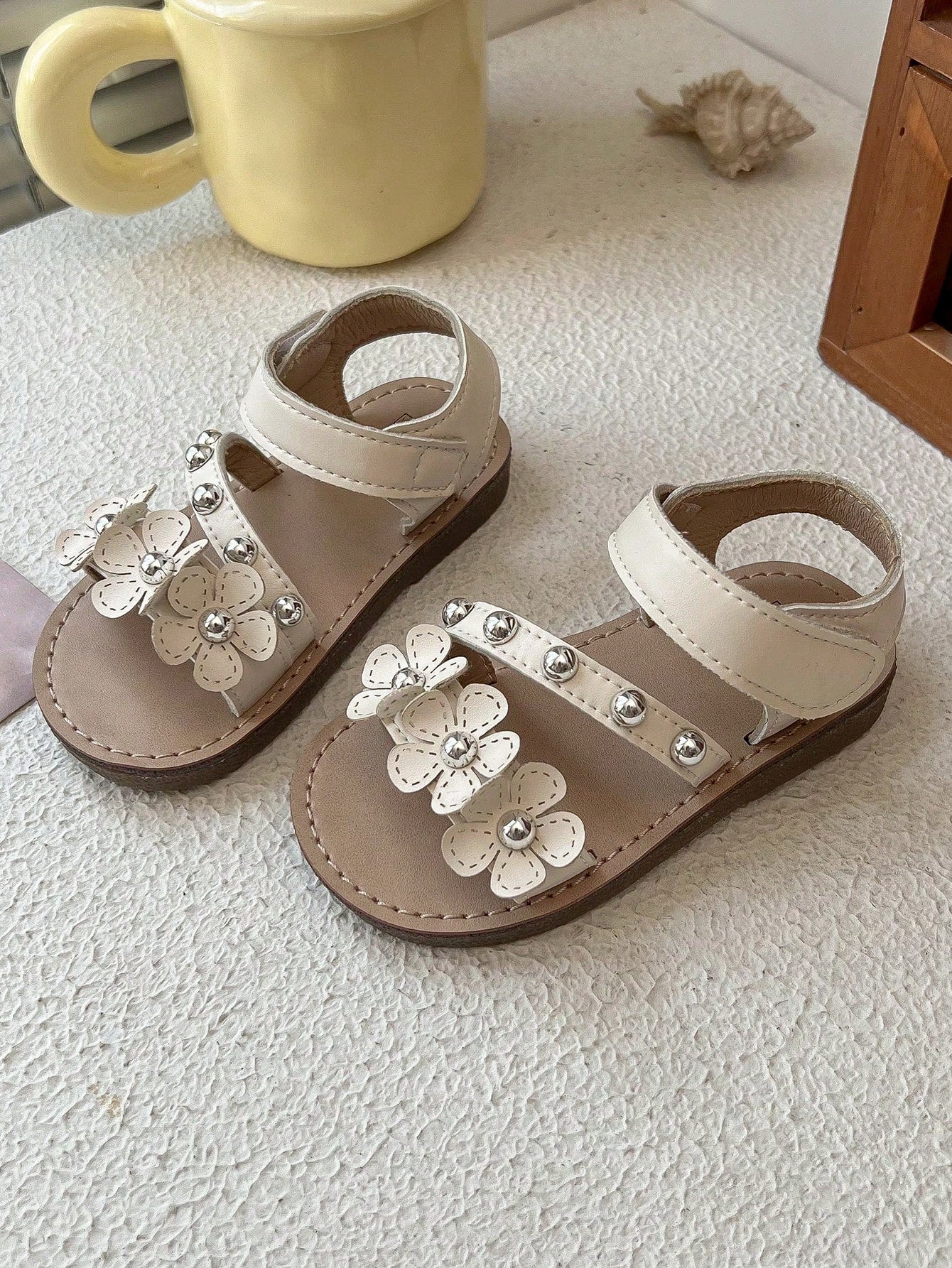 2026 New Girls' Sandals, 3D Flower + Rivet Decor Soft Material, Open Toe Lace-Up Flat Sweet Floral Style, Suitable For Daily Outings, Play, Birthday Parties And Holiday Celebrations. Size Runs Small