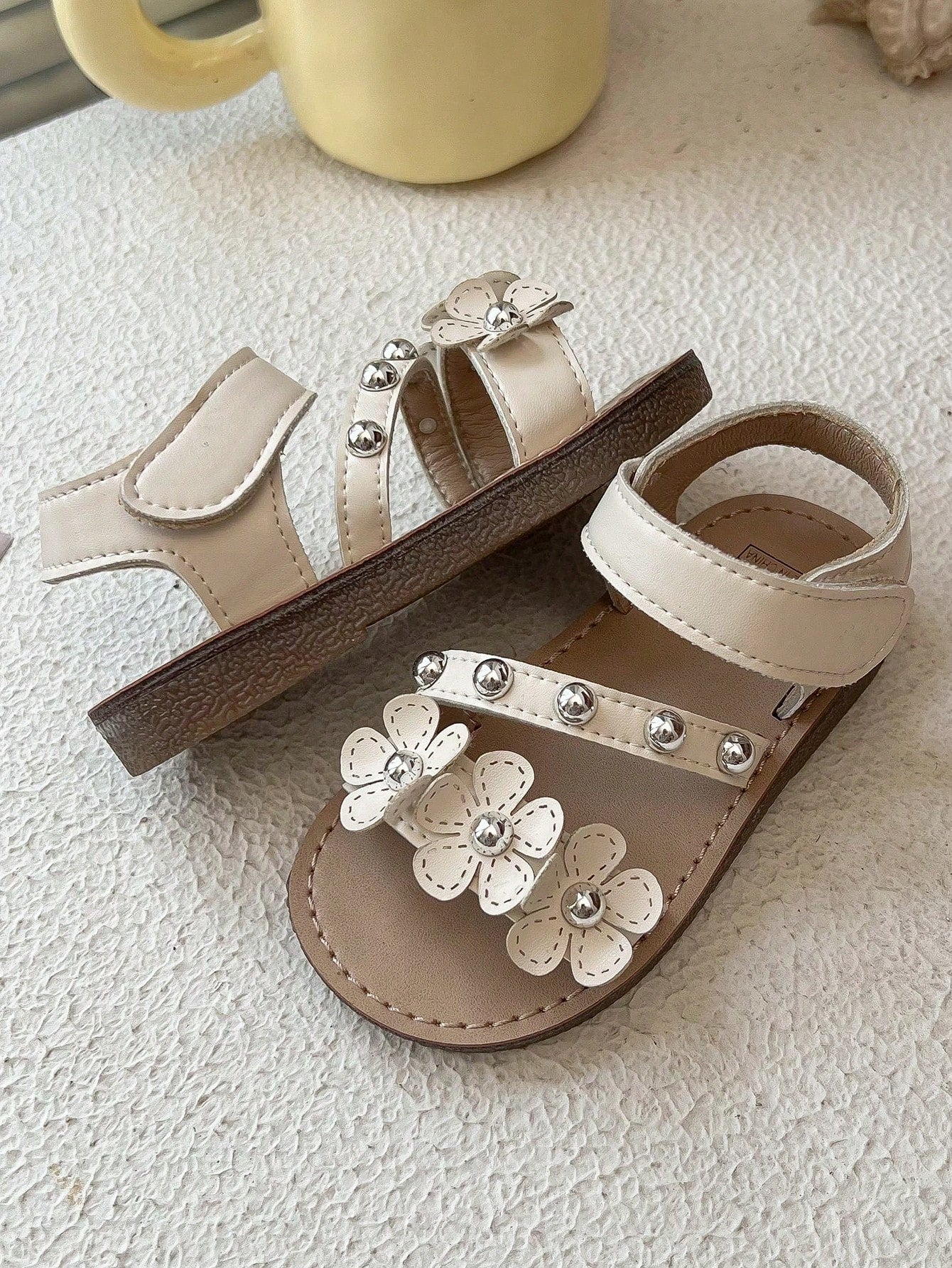 2026 New Girls' Sandals, 3D Flower + Rivet Decor Soft Material, Open Toe Lace-Up Flat Sweet Floral Style, Suitable For Daily Outings, Play, Birthday Parties And Holiday Celebrations. Size Runs Small