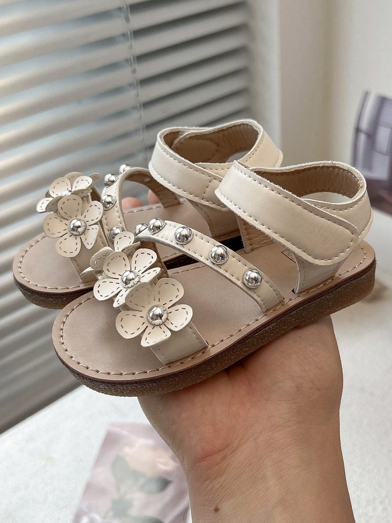 2026 New Girls' Sandals, 3D Flower + Rivet Decor Soft Material, Open Toe Lace-Up Flat Sweet Floral Style, Suitable For Daily Outings, Play, Birthday Parties And Holiday Celebrations. Size Runs Small