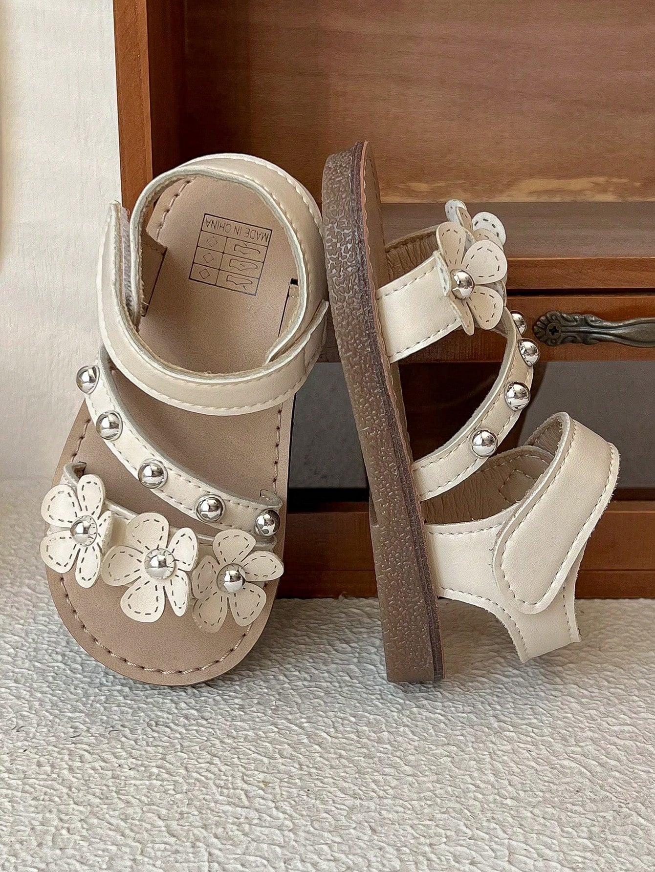 2026 New Girls' Sandals, 3D Flower + Rivet Decor Soft Material, Open Toe Lace-Up Flat Sweet Floral Style, Suitable For Daily Outings, Play, Birthday Parties And Holiday Celebrations. Size Runs Small