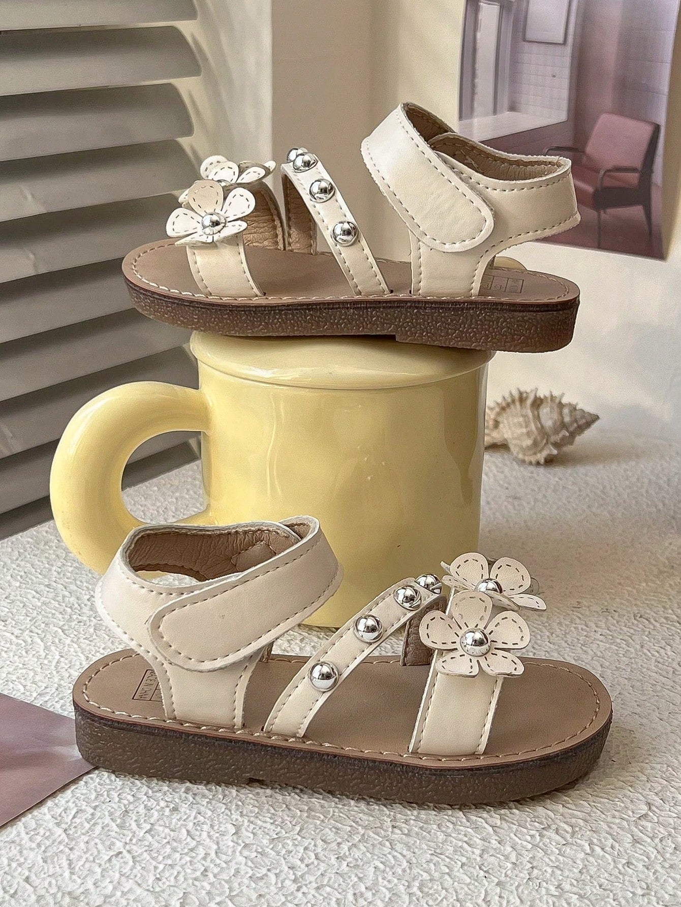 2026 New Girls' Sandals, 3D Flower + Rivet Decor Soft Material, Open Toe Lace-Up Flat Sweet Floral Style, Suitable For Daily Outings, Play, Birthday Parties And Holiday Celebrations. Size Runs Small