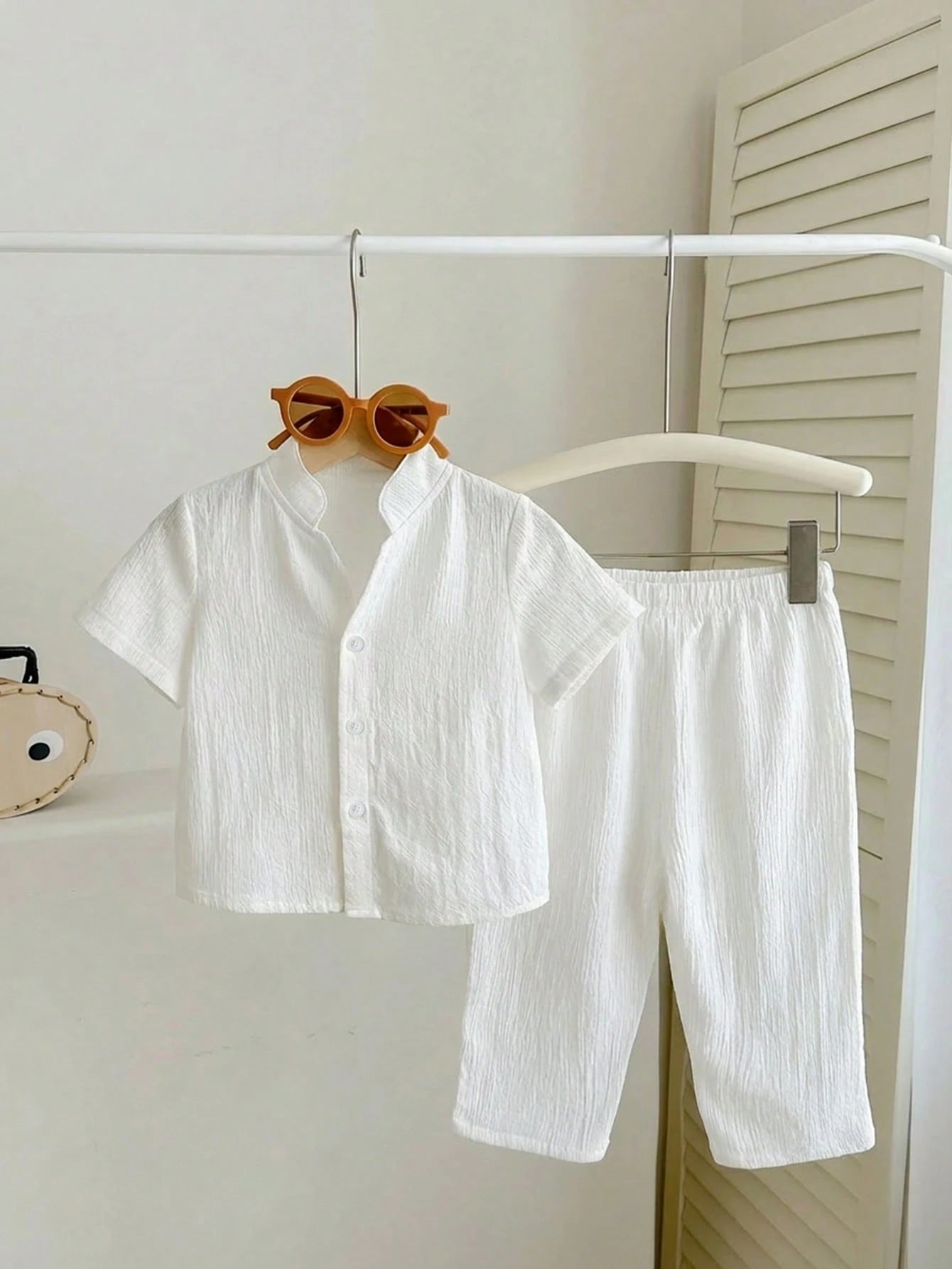 2pcs Baby Unisex White Summer Casual Vacation Loose Stand Collar Woven Solid Color Short Sleeve Shirt And Pants Set,Suitable For Outings,Daily Wear