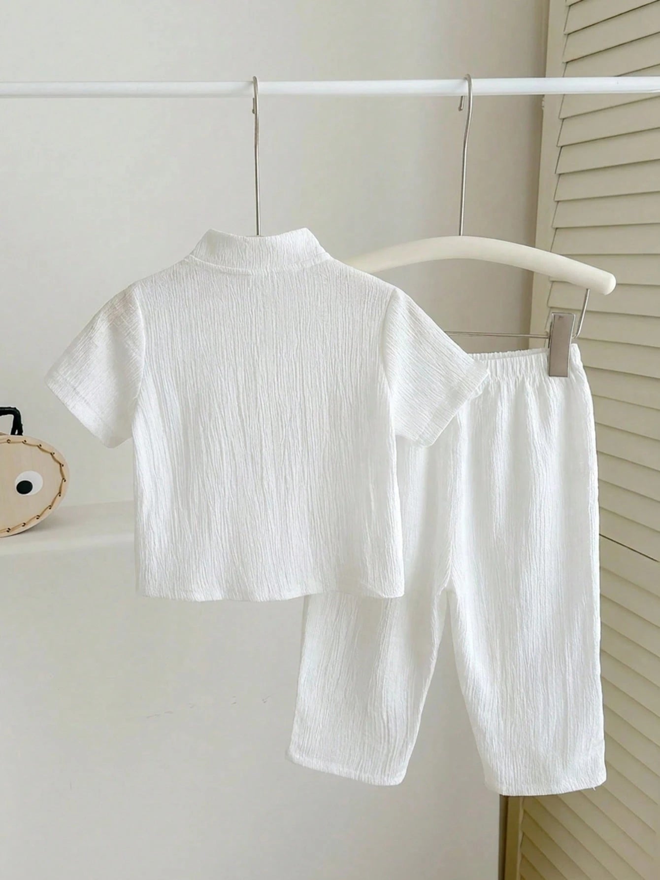 2pcs Baby Unisex White Summer Casual Vacation Loose Stand Collar Woven Solid Color Short Sleeve Shirt And Pants Set,Suitable For Outings,Daily Wear