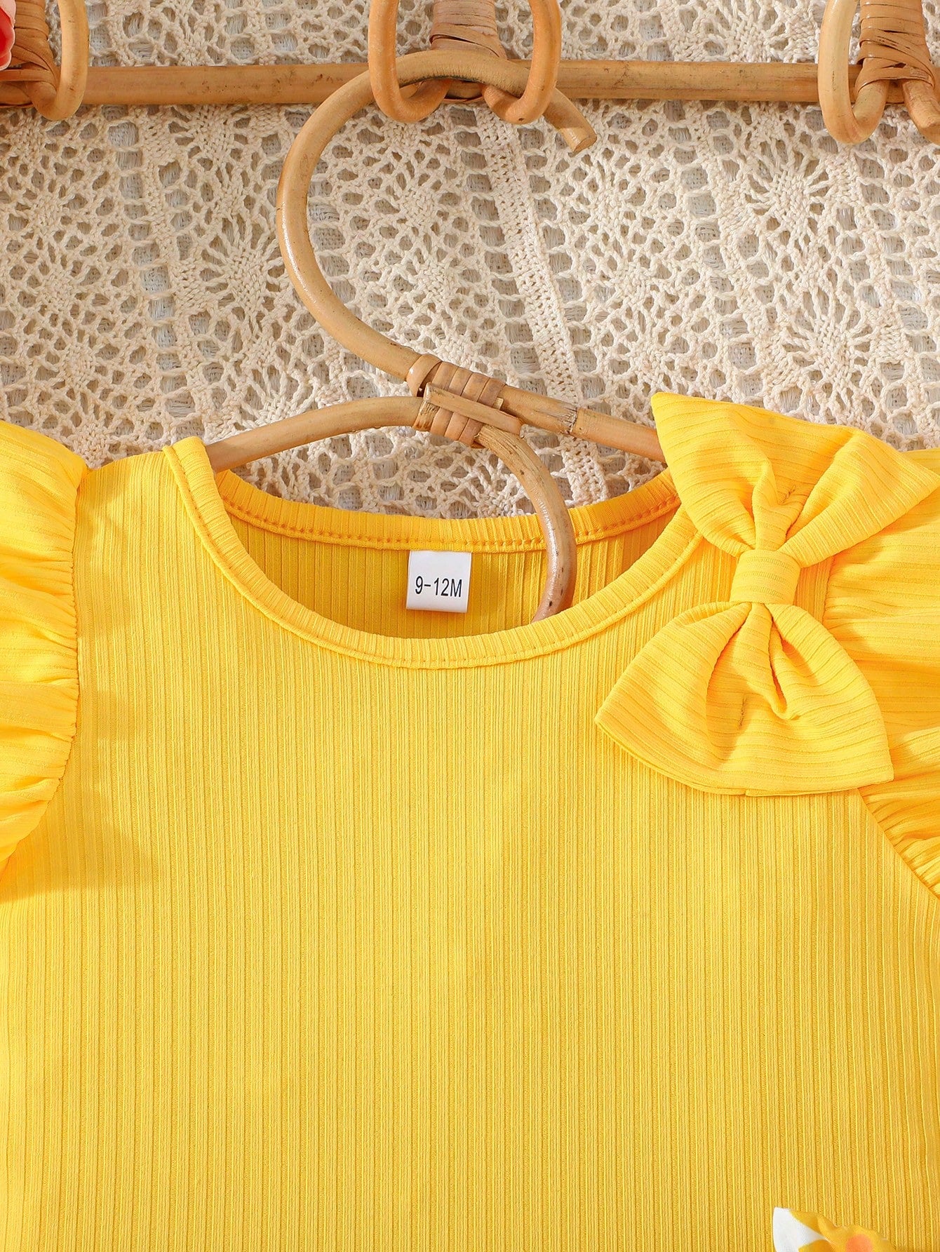 2pcs/Set Girls Summer Casual Outfit, Cap Sleeve Cute Bow Top Paired With Casual Bee Print Shorts, Toddler Baby Girl