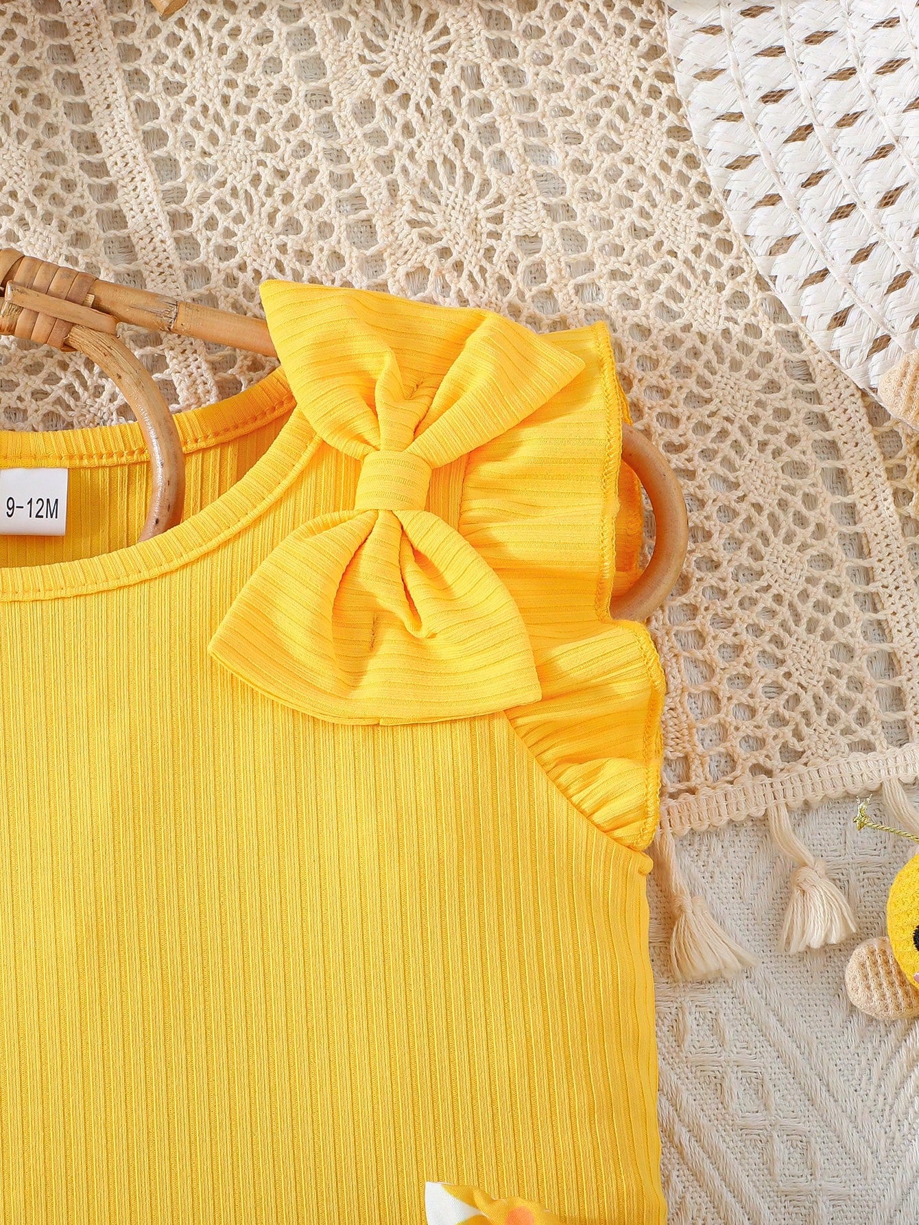 2pcs/Set Girls Summer Casual Outfit, Cap Sleeve Cute Bow Top Paired With Casual Bee Print Shorts, Toddler Baby Girl