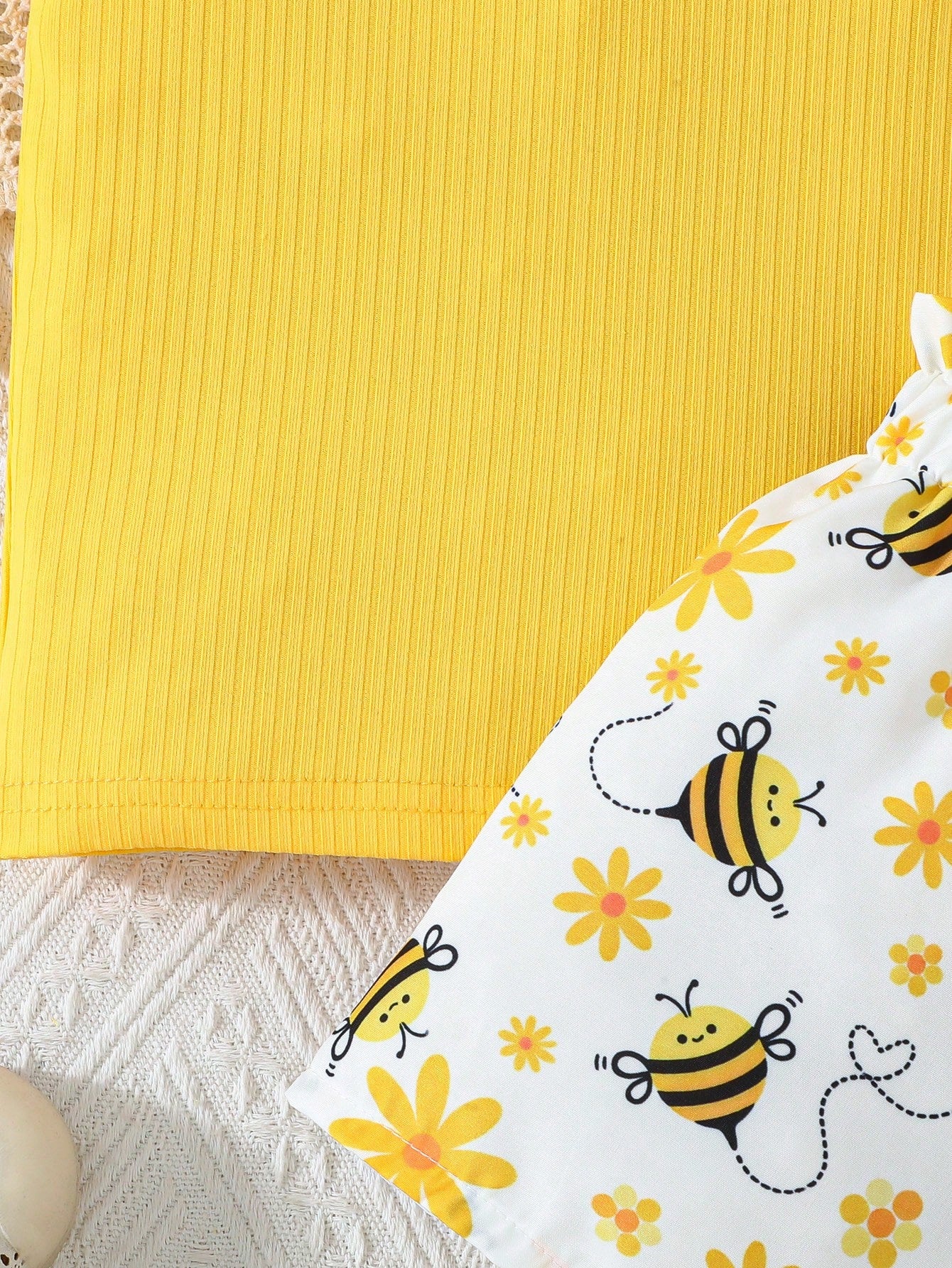 2pcs/Set Girls Summer Casual Outfit, Cap Sleeve Cute Bow Top Paired With Casual Bee Print Shorts, Toddler Baby Girl