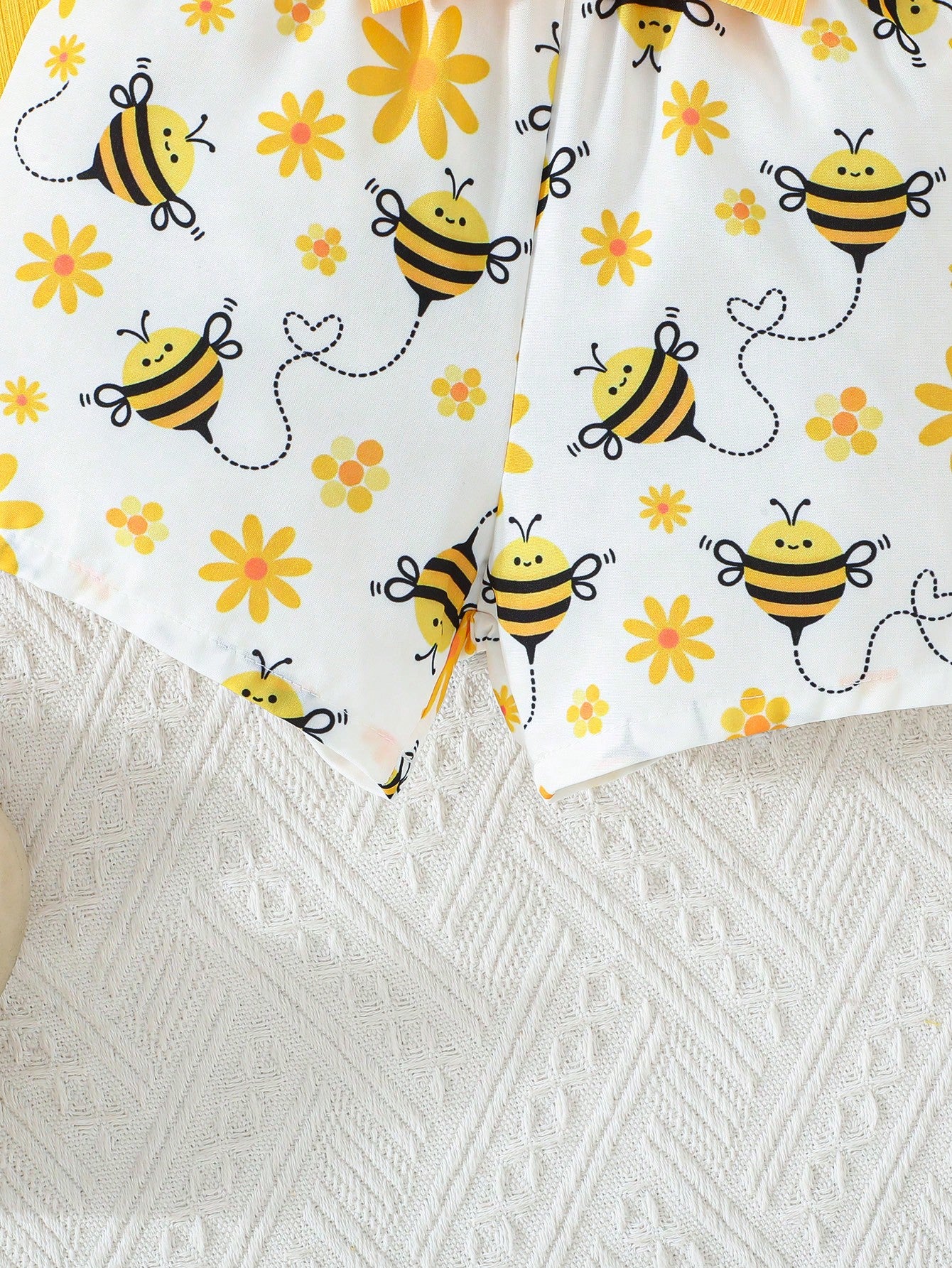 2pcs/Set Girls Summer Casual Outfit, Cap Sleeve Cute Bow Top Paired With Casual Bee Print Shorts, Toddler Baby Girl