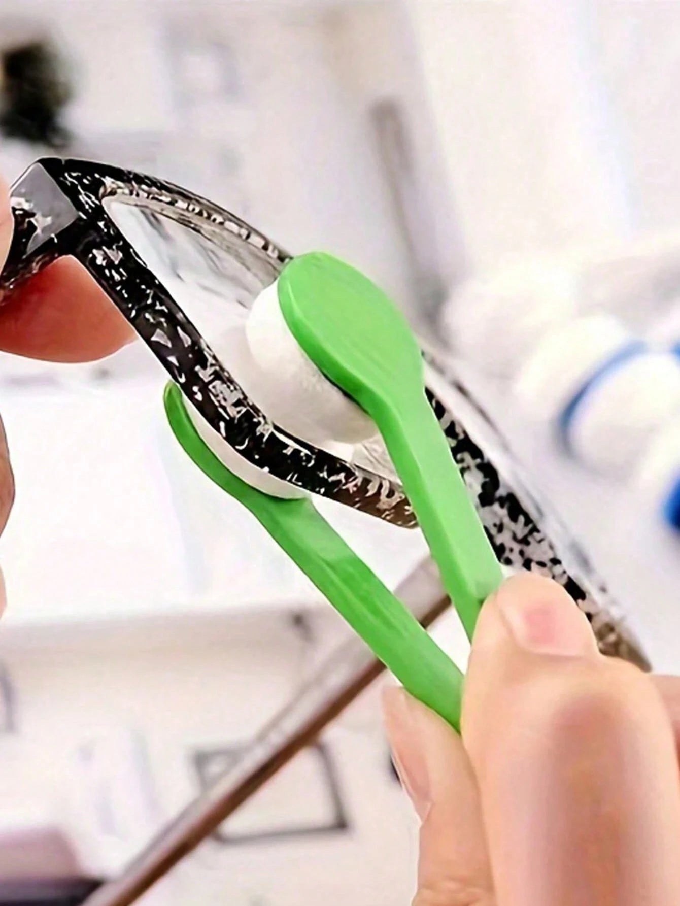 4pcs Super Soft Fiber Glasses Cleaning Brush, Microfiber Glasses Cleaning Cloth Soft Brush Cleaning Tool, Mini Microfiber Glasses Cleaner Clip, Compact Multifunctional Sunglasses Cleaning Kit, Streak