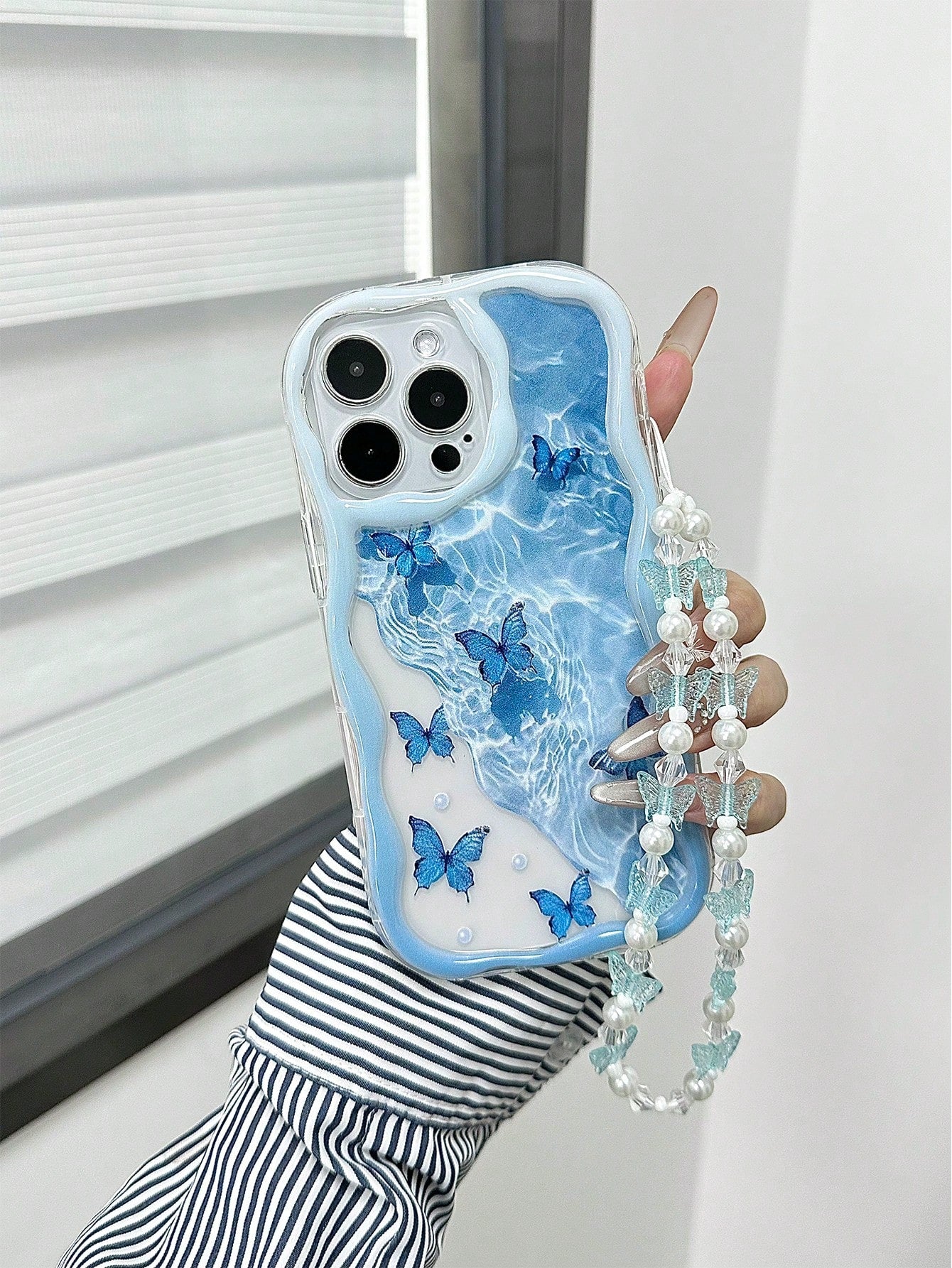 Blue Butterfly Element Fashion Shockproof Cream Textured Wavy Edge Glossy Butterfly Painted Anti-Drop Phone Case With Handmade Beaded Bracelet, Compatible With IPhone 16/11/16pro/16plus/16promax/16e/1