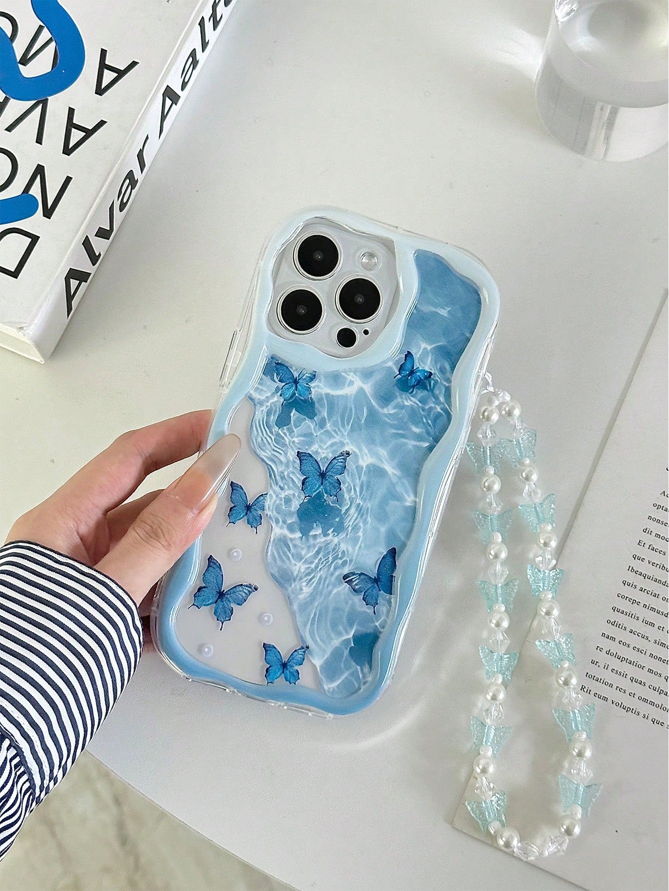 Blue Butterfly Element Fashion Shockproof Cream Textured Wavy Edge Glossy Butterfly Painted Anti-Drop Phone Case With Handmade Beaded Bracelet, Compatible With IPhone 16/11/16pro/16plus/16promax/16e/1