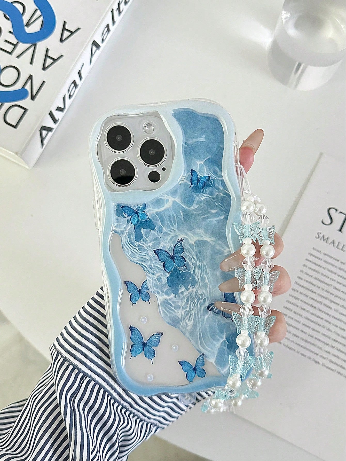 Blue Butterfly Element Fashion Shockproof Cream Textured Wavy Edge Glossy Butterfly Painted Anti-Drop Phone Case With Handmade Beaded Bracelet, Compatible With IPhone 16/11/16pro/16plus/16promax/16e/1