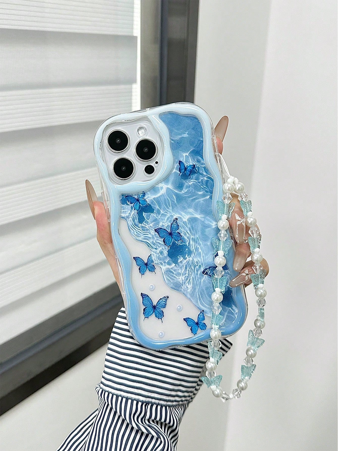 Blue Butterfly Element Fashion Shockproof Cream Textured Wavy Edge Glossy Butterfly Painted Anti-Drop Phone Case With Handmade Beaded Bracelet, Compatible With IPhone 16/11/16pro/16plus/16promax/16e/1