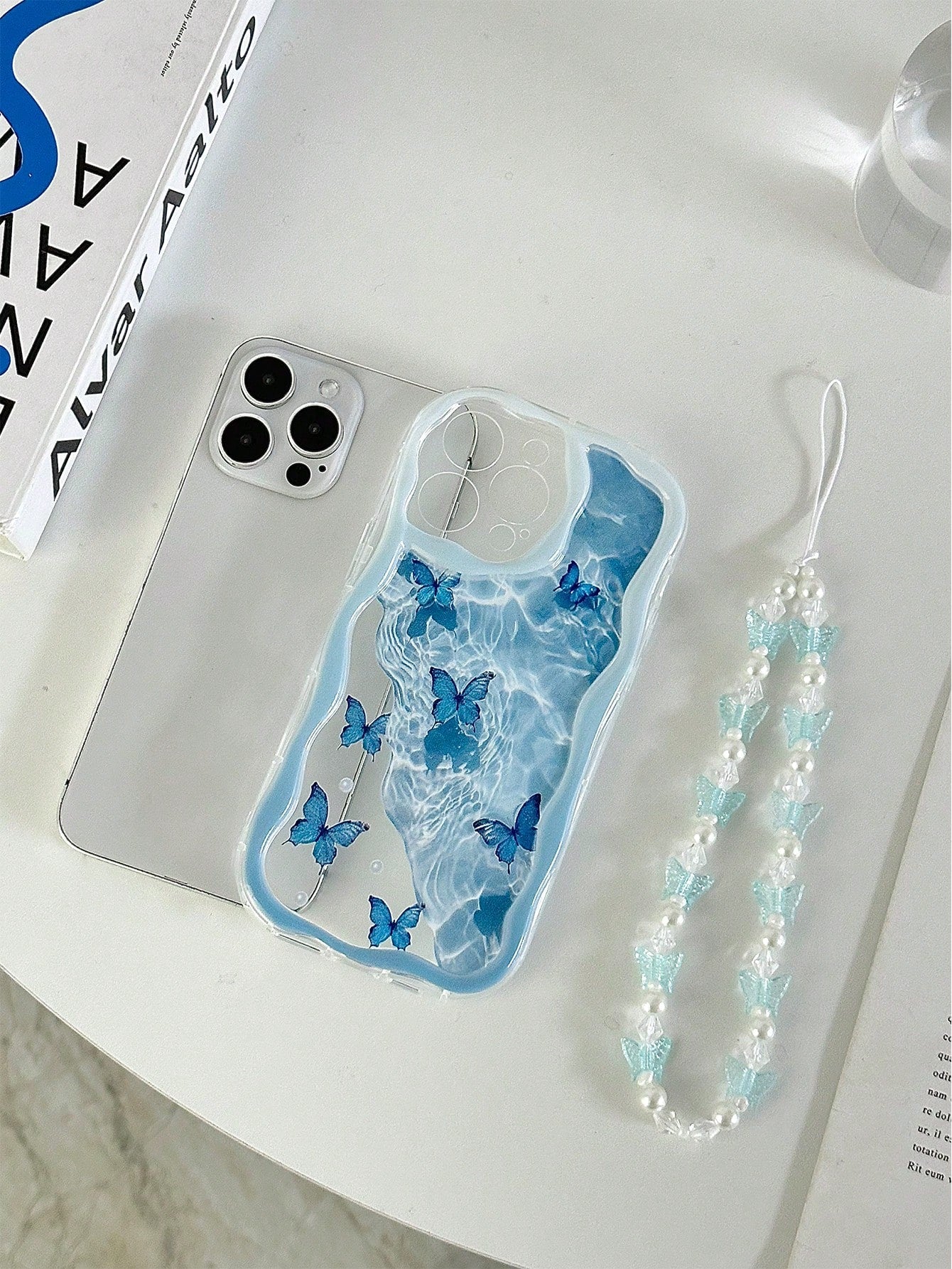 Blue Butterfly Element Fashion Shockproof Cream Textured Wavy Edge Glossy Butterfly Painted Anti-Drop Phone Case With Handmade Beaded Bracelet, Compatible With IPhone 16/11/16pro/16plus/16promax/16e/1