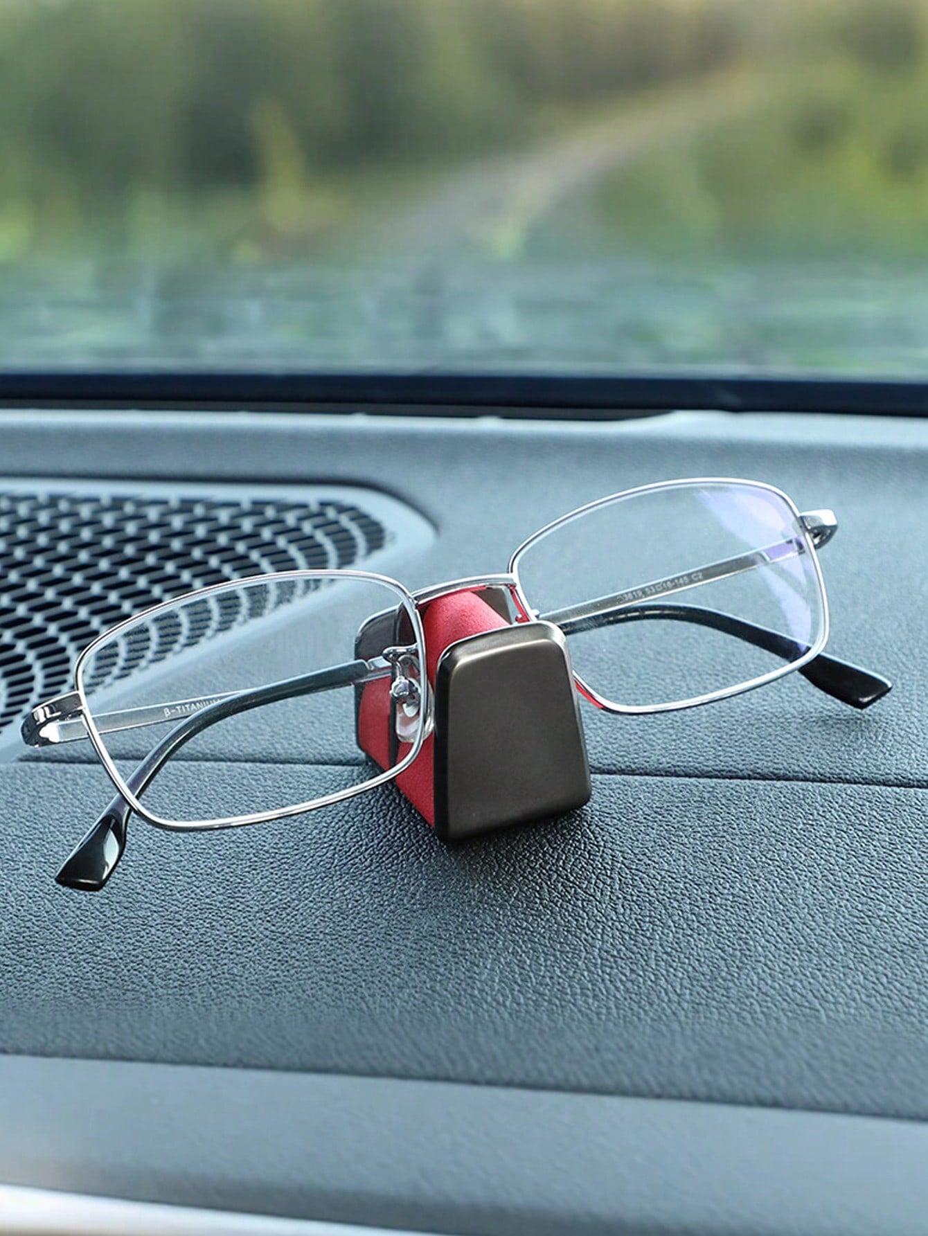 Car Dashboard Glasses Holder And Nose Pad Bracket, Zinc Alloy + Leather Fashion Glasses Clip, Suitable For Center Console, Adhesive Installation, No Obstruction Of View, Car Dashboard Decoration And G