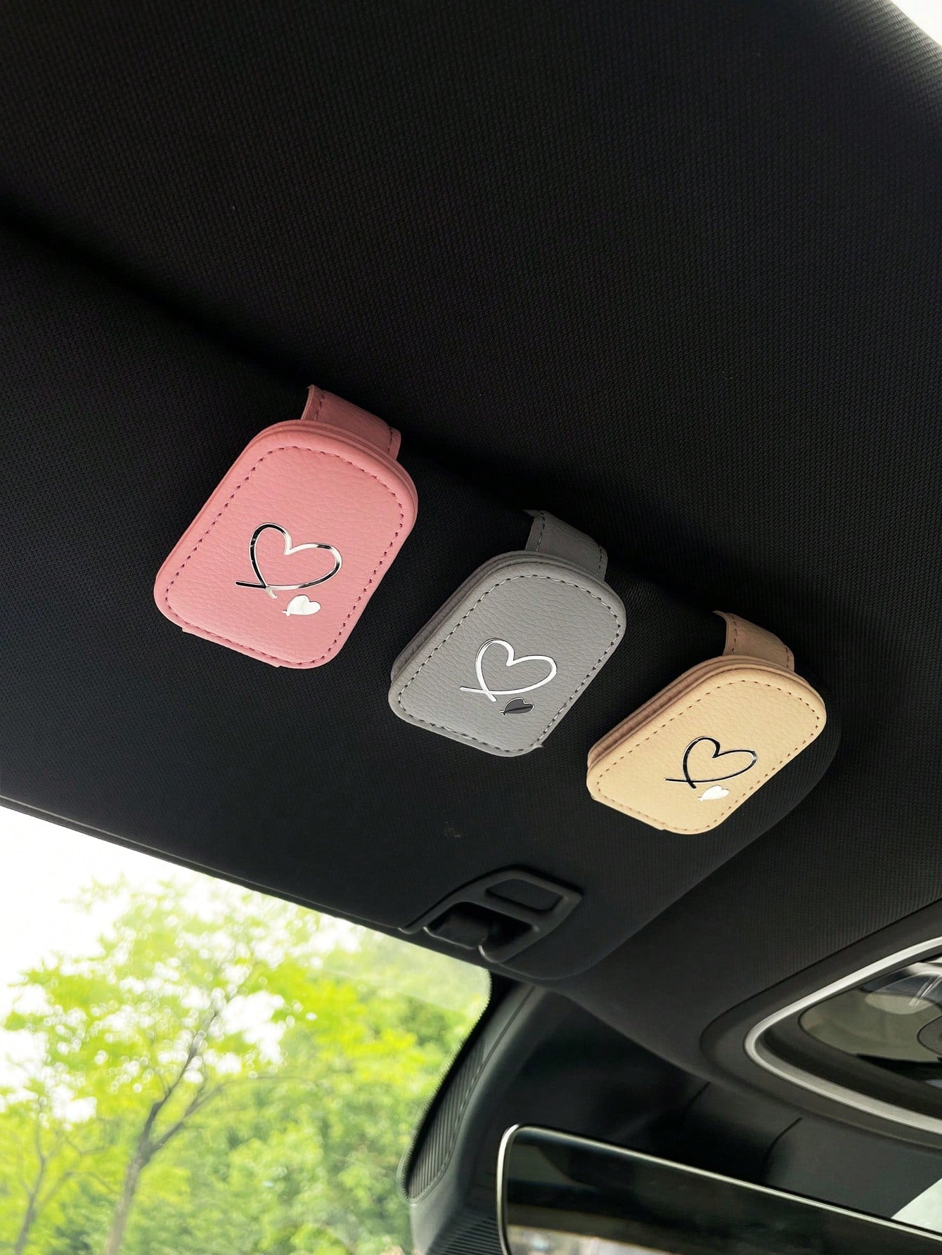 Creative Heart-Shaped Car Glasses Holder, PU Leather Magnetic Fashion Glasses/Eyeglasses Storage Clip For Car Visor, Multifunctional Car Accessories